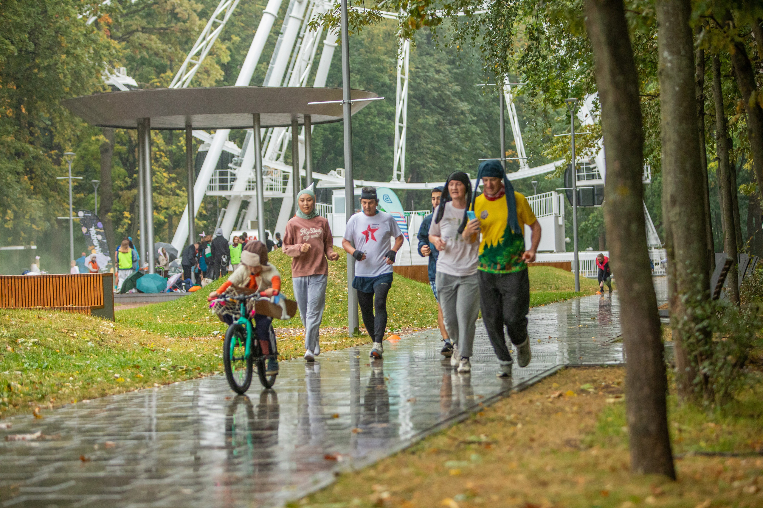 7 лет забегам 5 вёрст Химки 28.09.24. Фотограф Сергей Ловкий