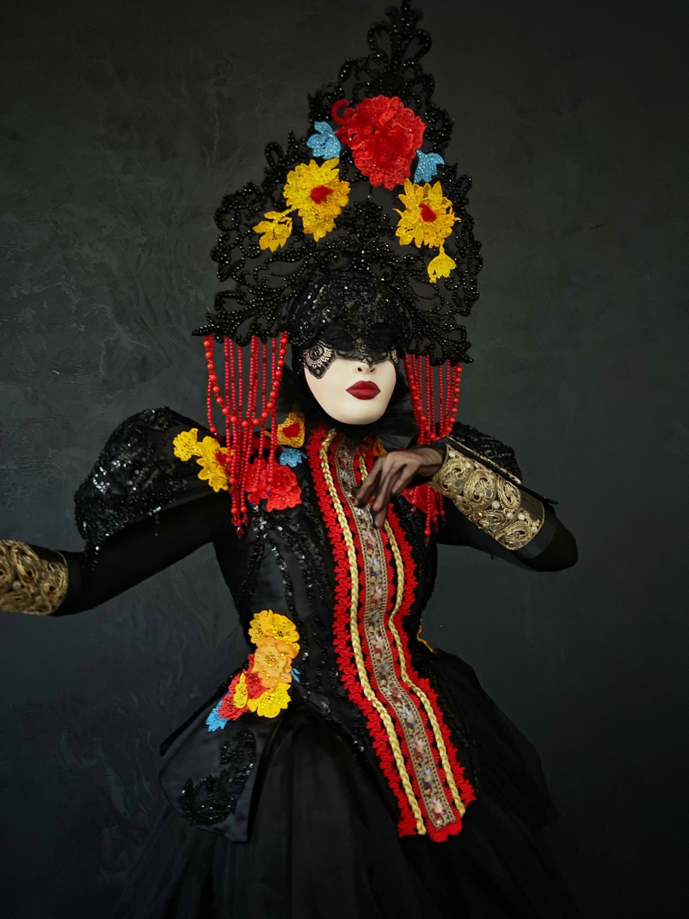 Артист в чёрном костюме в русском стиле. Мимы и Ходулисты на встречу гостей. Москва