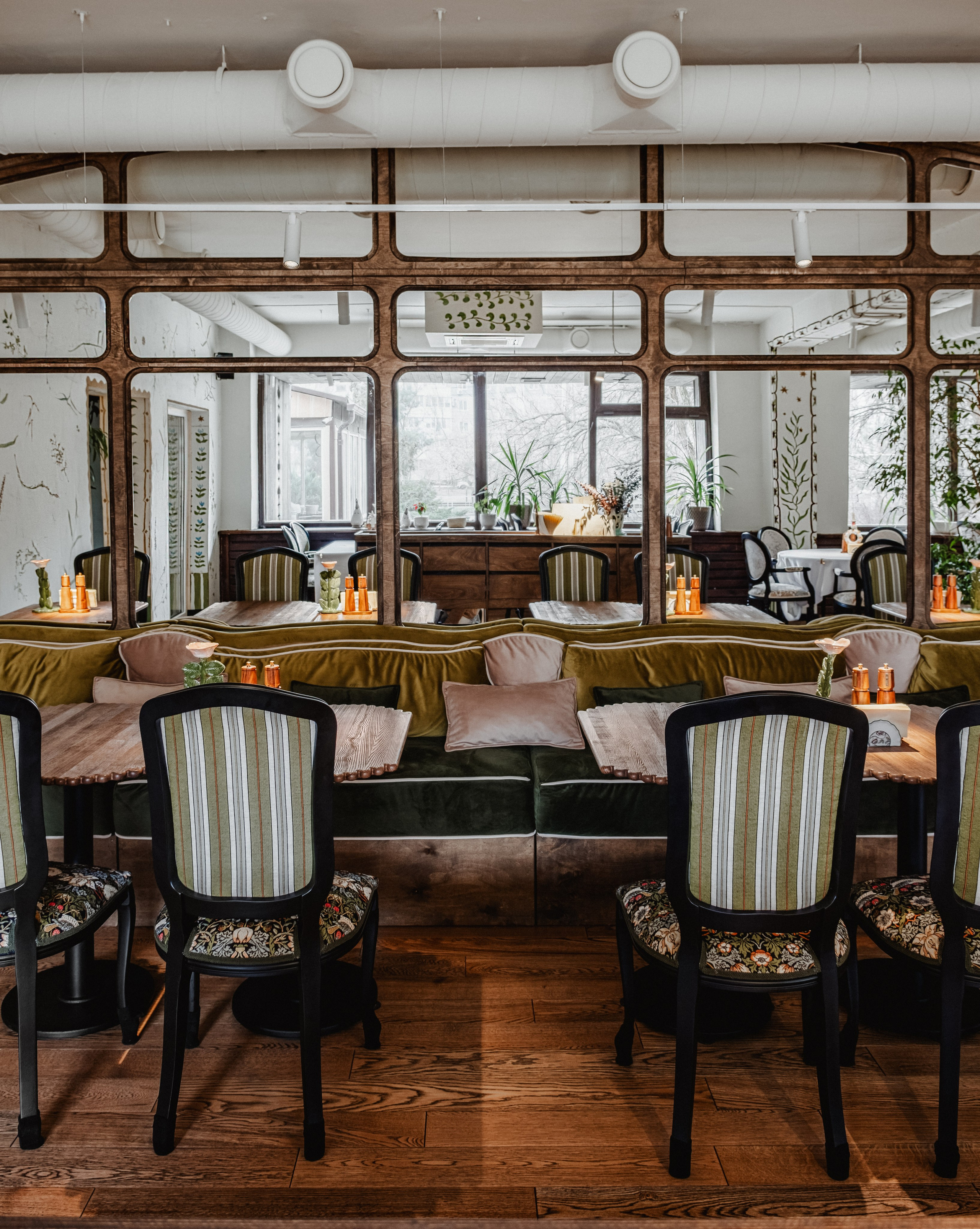 Lili Restaurant by Yana Aspanadze. Ekaterina Symidi. Interior Photographer