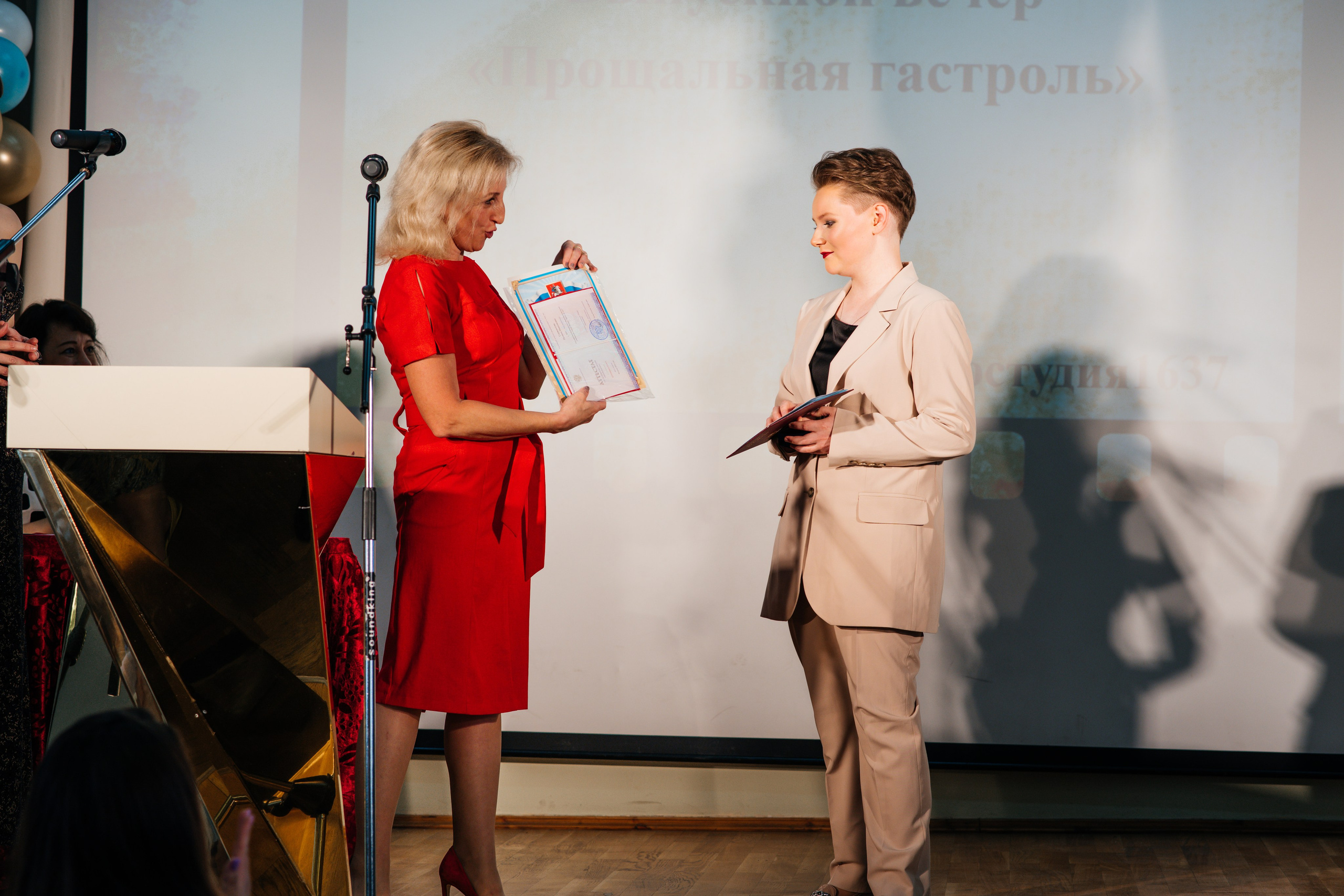 Вручение аттестатов. Выпускные альбомы в Подольске Москве и МО