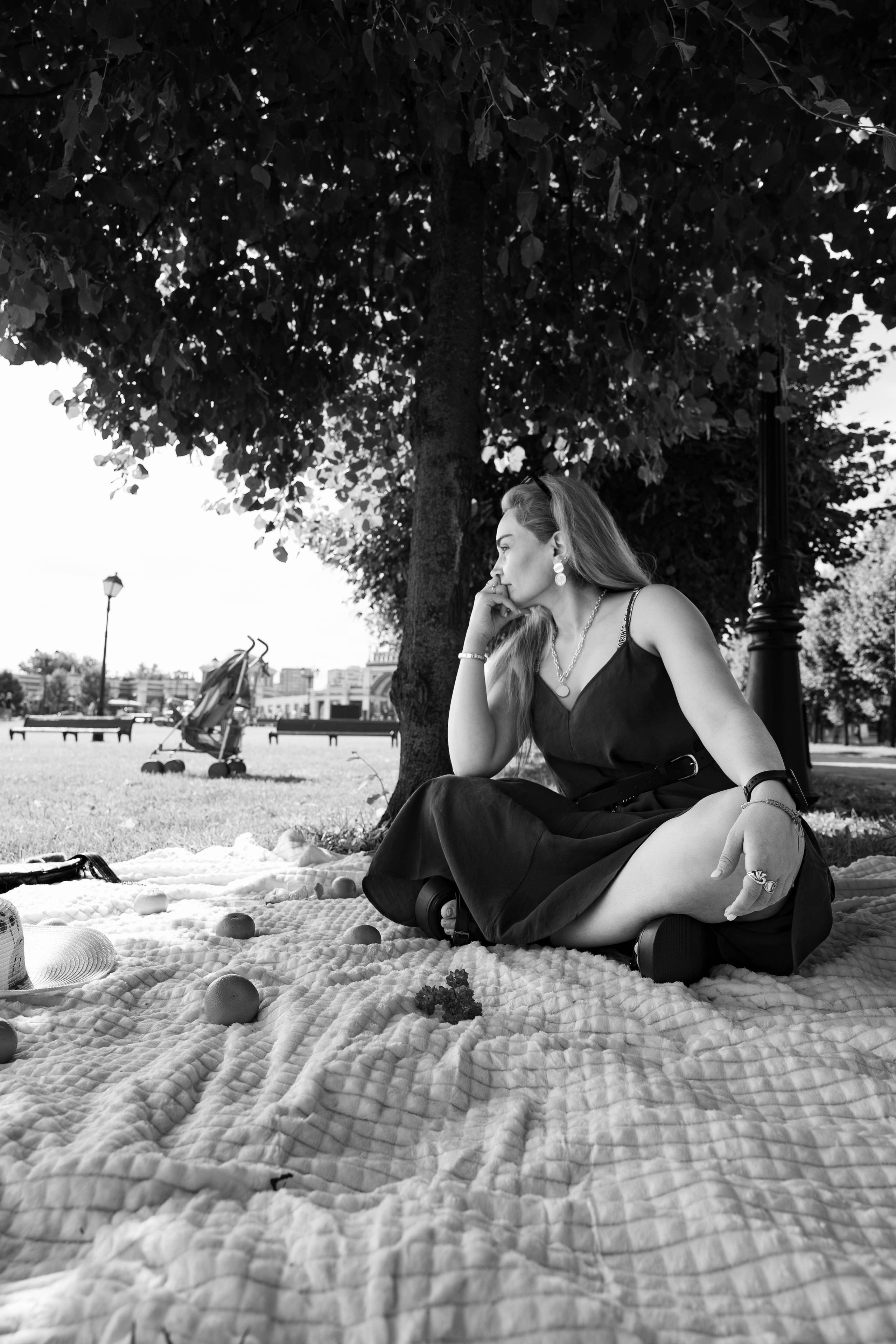 Прогулка мамы и дочки в парке