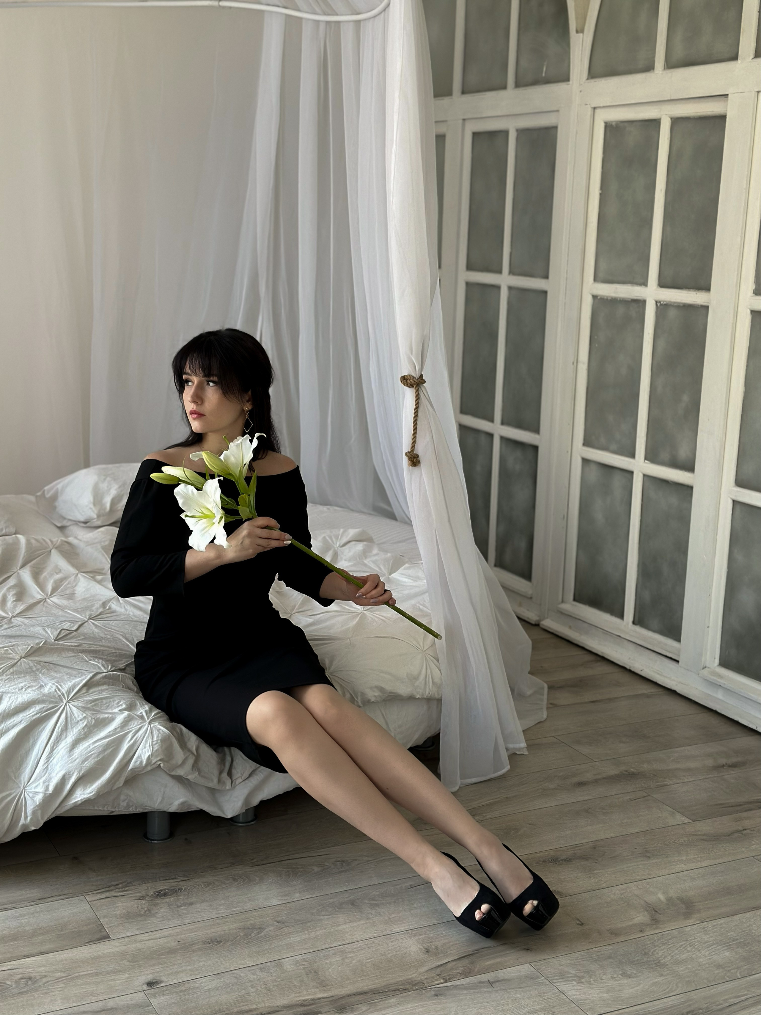 Классическое чёрное платье длиной выше колена — лаконичное, но выразительное.