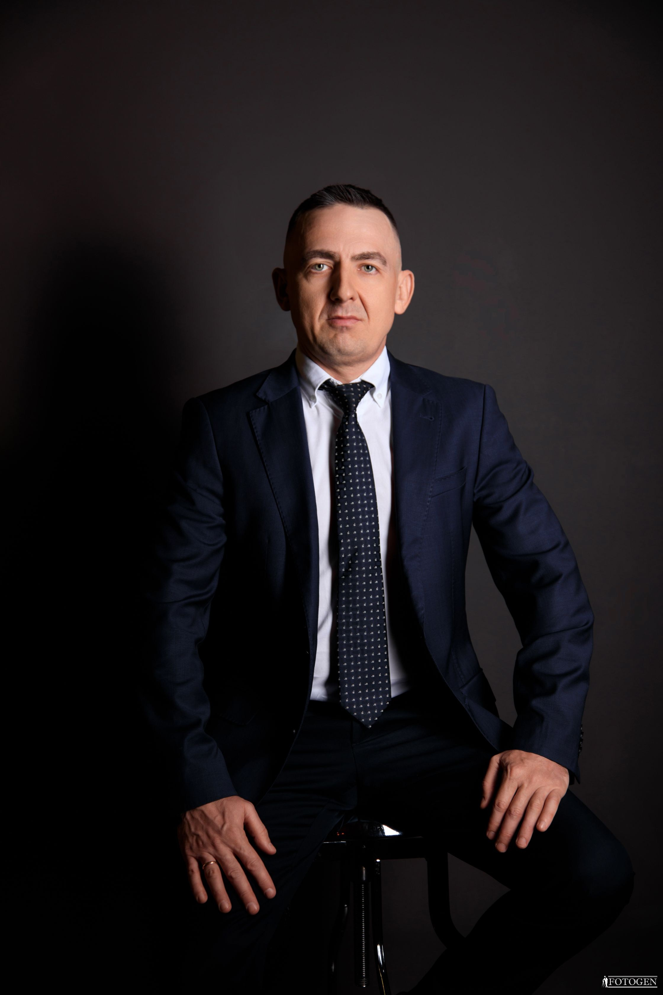 Профессиональная мужская фотосессия в Fotogen: Ваша история в кадре. Интерьерная фотостудия FOTOGEN г. Краснодар