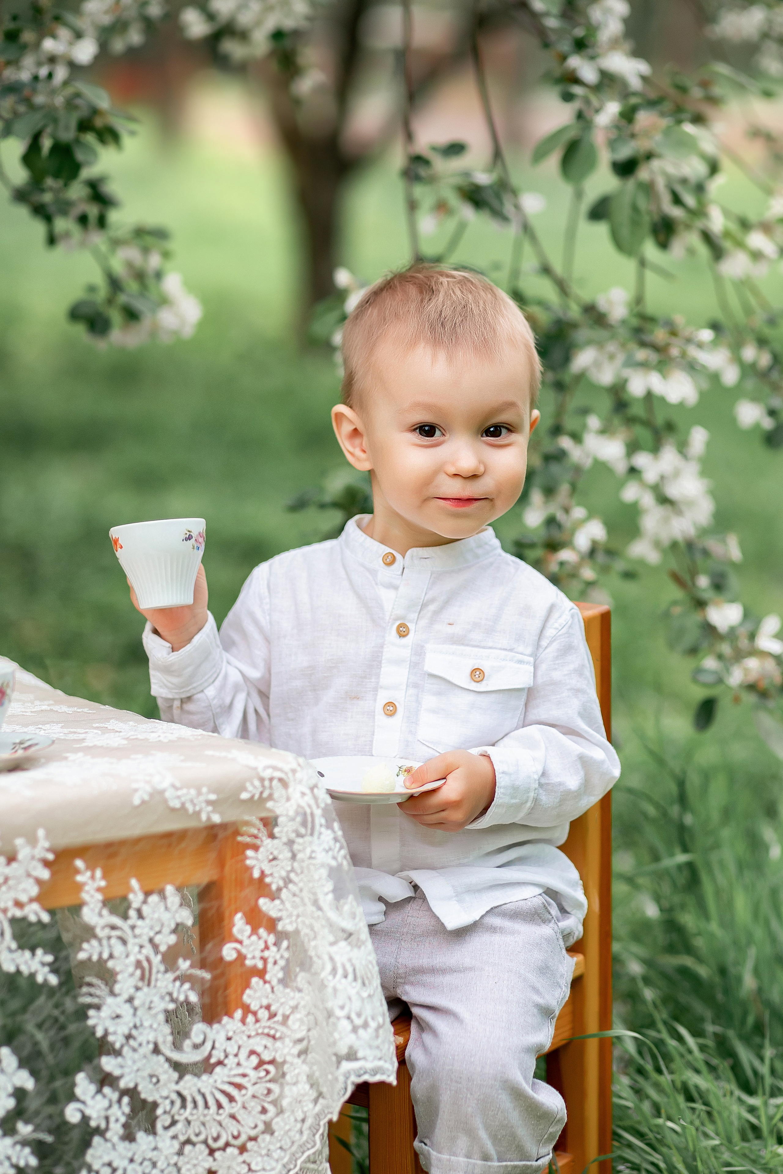 Чаепитие в саду. Детский и семейный фотограф в Красноярске Юлия Бирюкова