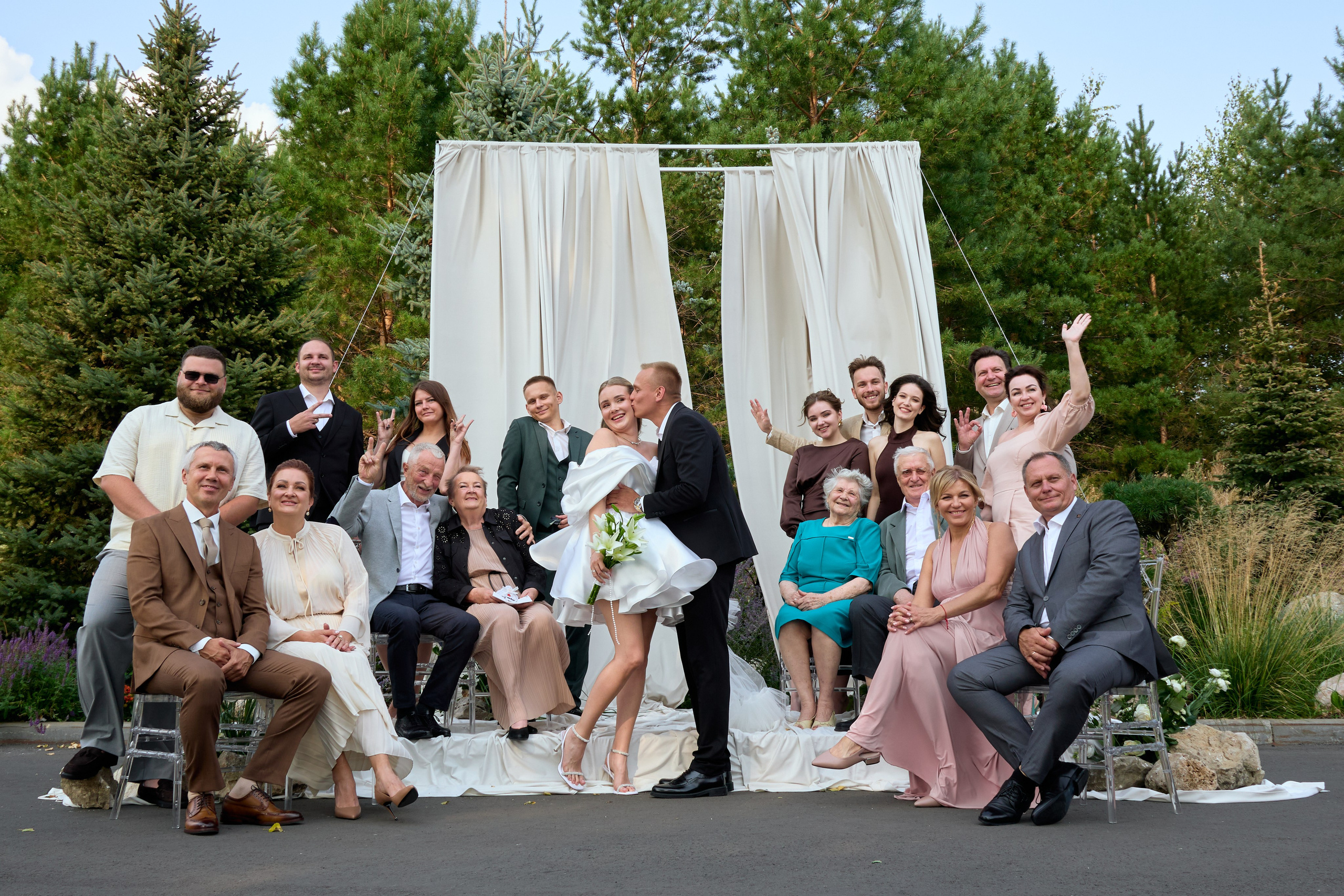 Общая фотография на свадебной выездной регистрации