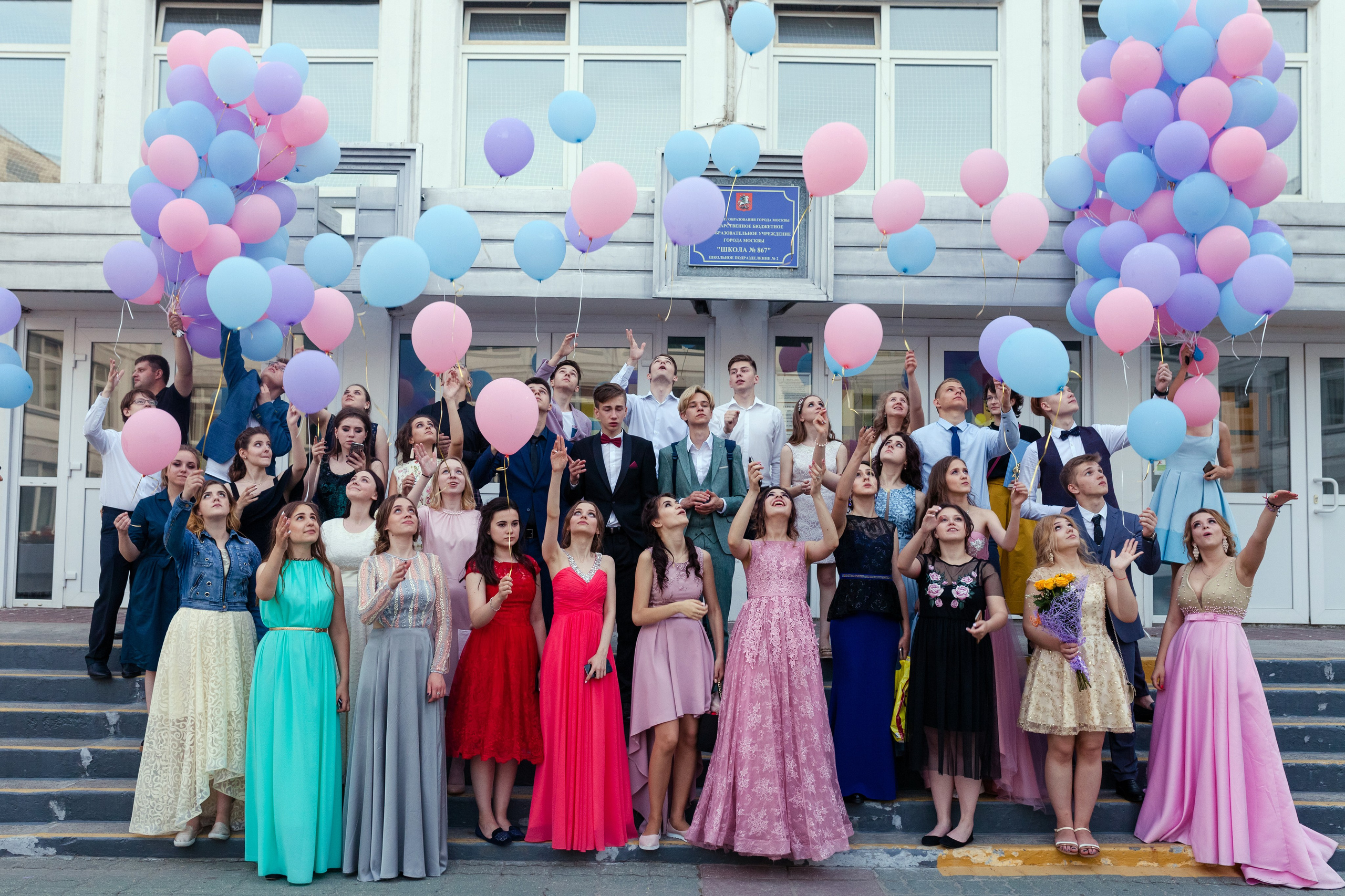 Запуск воздушных Шаров на на выпускном одиннадцатых классов