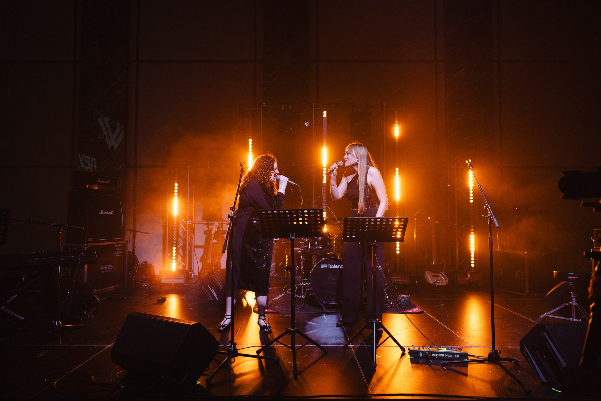 Здравствуйте! Я свадебный фотограф из Ульяновска, работаю в том числе по всей России и с выездом за границу. Снимаю свадьбы, lovestory, корпоративы, светский репортаж. Провожу обучение по фотографии, мастер-классы и воркшопы для других фотографов.