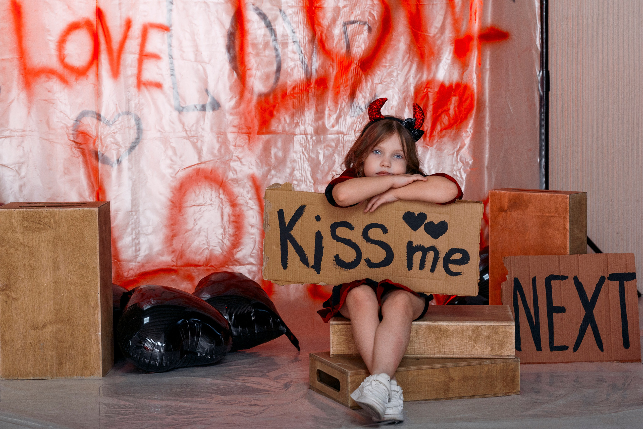 Детская фотосессия с красными сердцами в фотостудии Сочи. Детский студийный фотограф Сочи