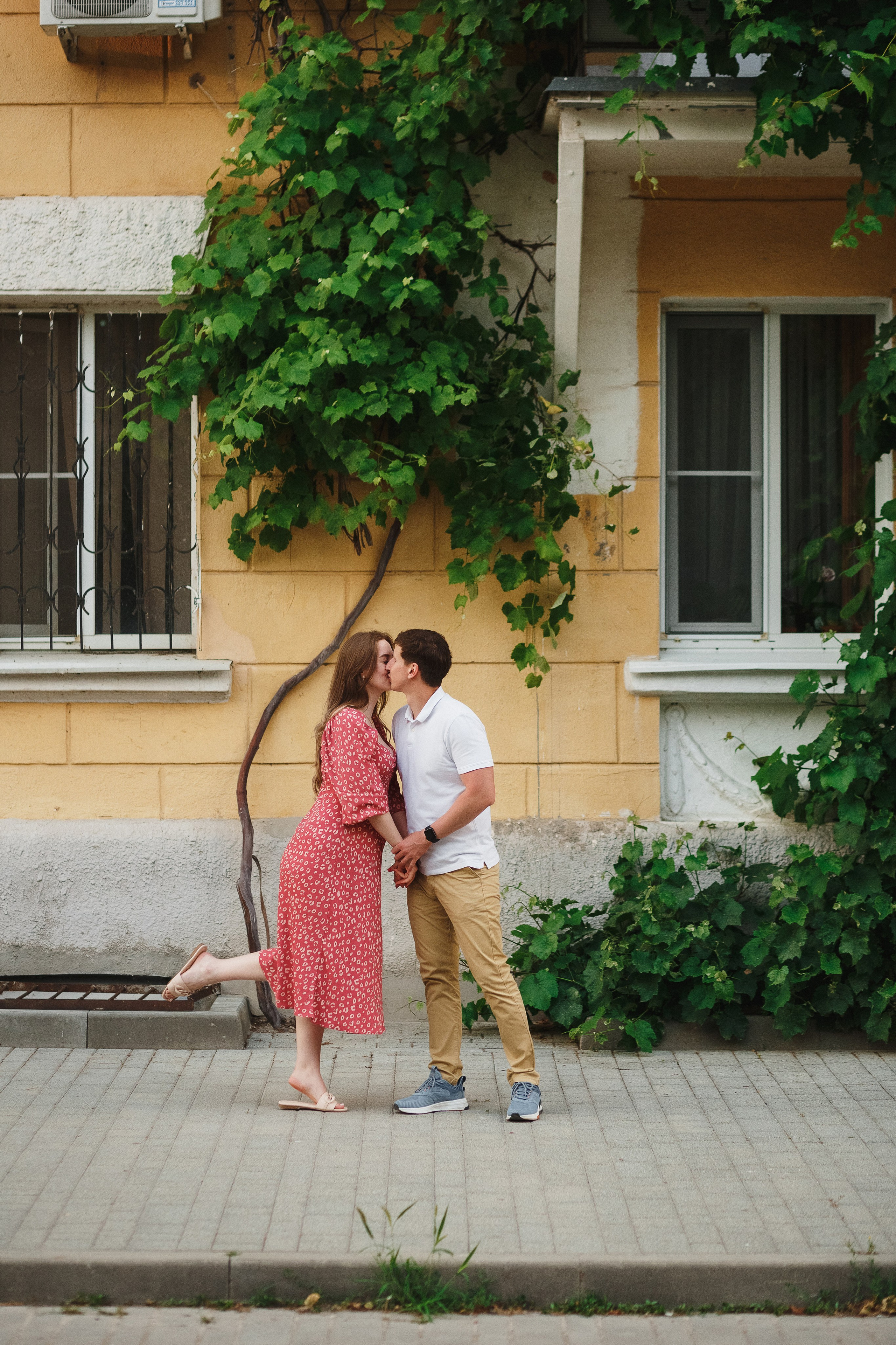 Романтика на улице Петровская в Таганроге: Денис и Аня. Свадебный и семейный фотограф в Таганроге Бакарюк Антон