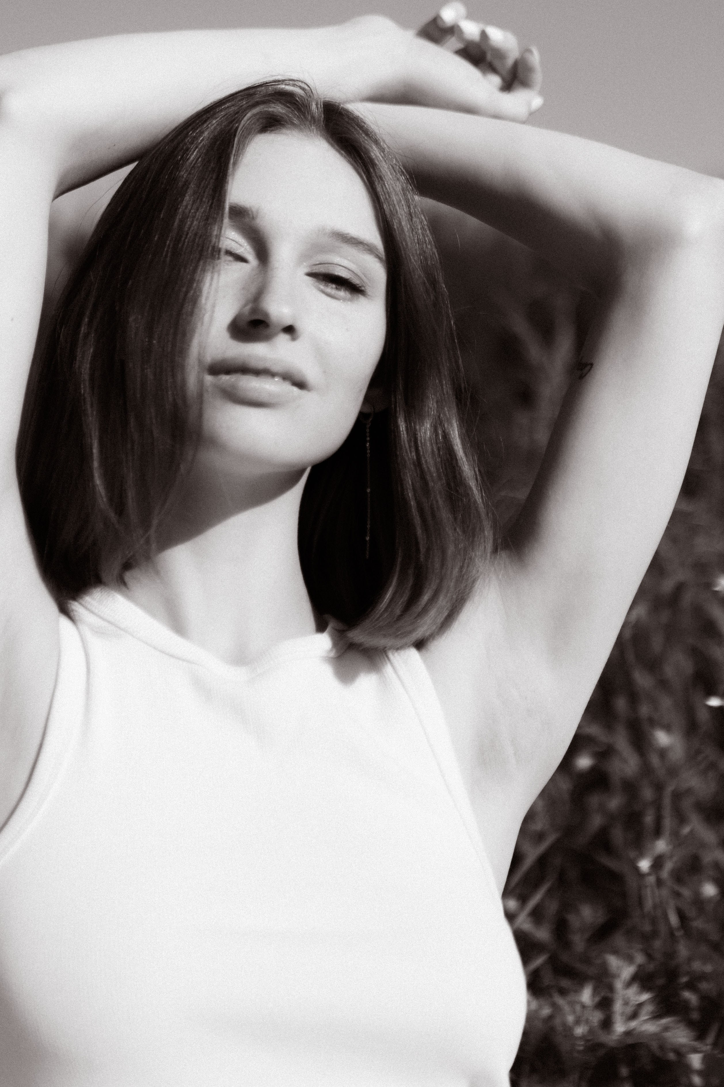 Летняя фотосессия в поле. Девушка в поле в кровати