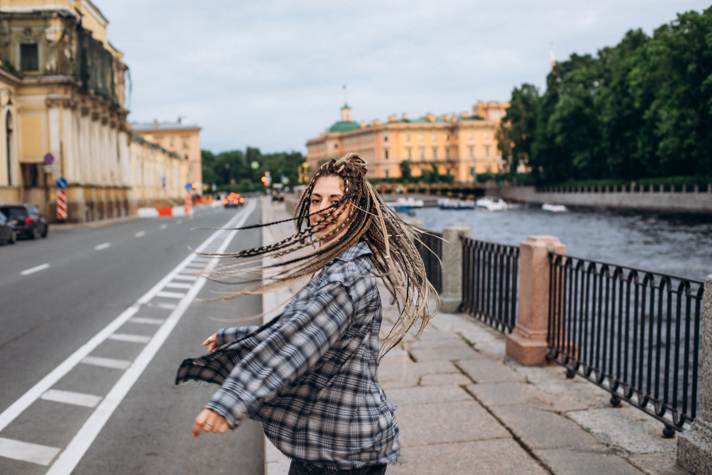 Лиза в июне. Фотопрогулка в Петербурге. Индивидуальный и семейный фотограф в Санкт-Петербурге