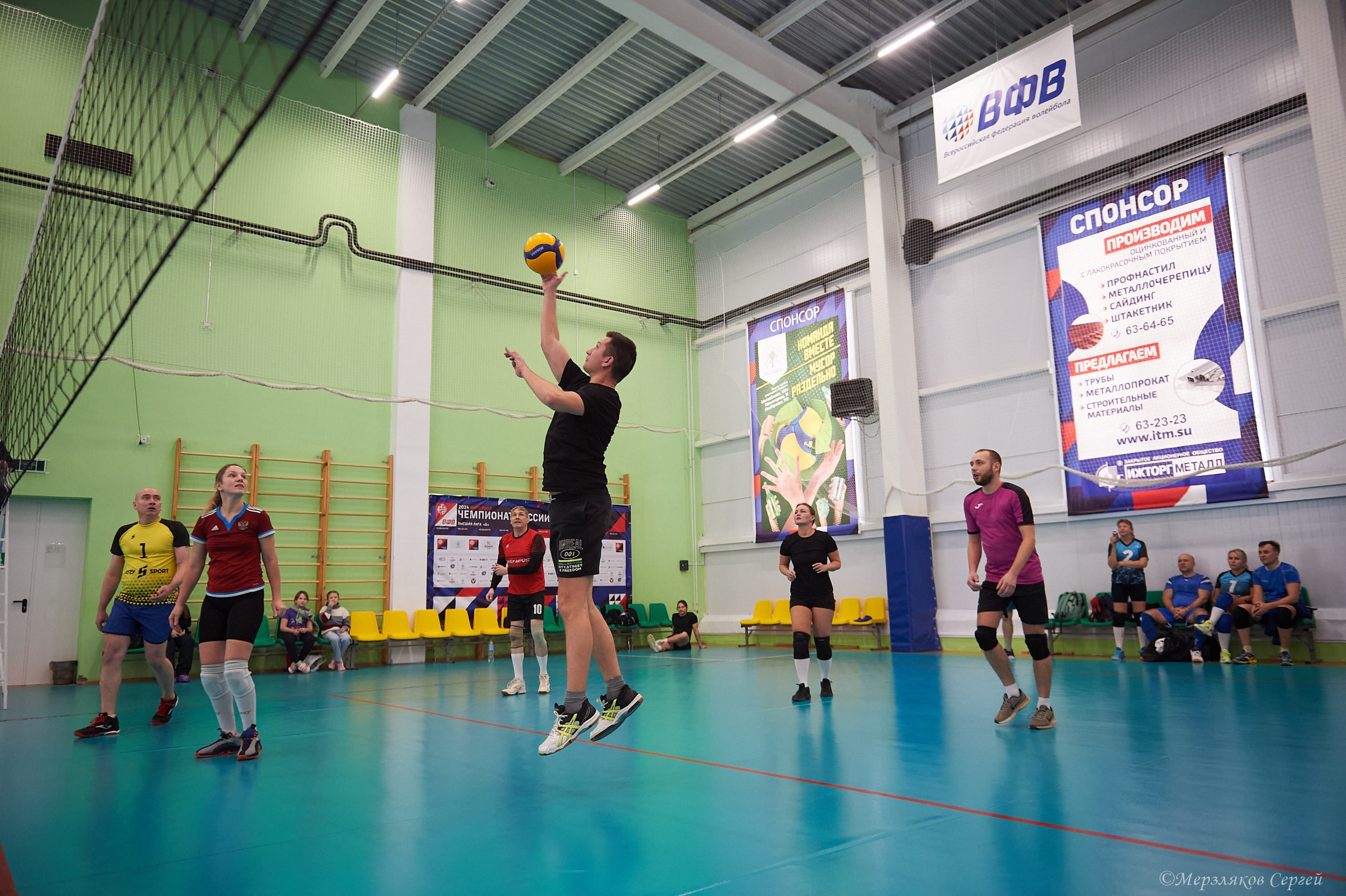 Новогодний волейбольный турнир. Ижевск. 16.12.23. Спортивный репортажный фотограф в Ижевске Сергей Мерзляков