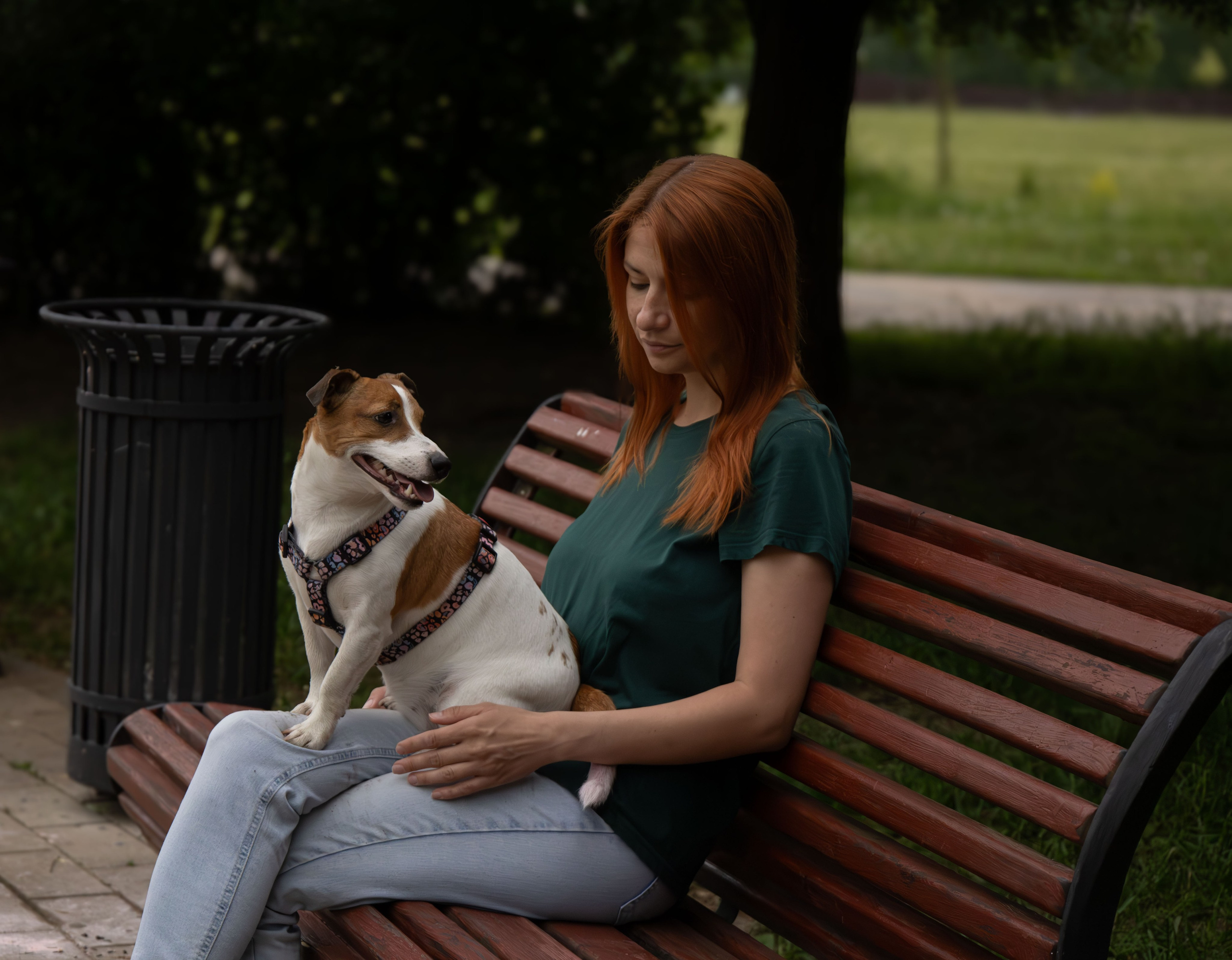 Моя маленькая спутница: Банни и Настя в Южнобутовском парке. Фотограф-анималист в Москве Екатерина Тихонова