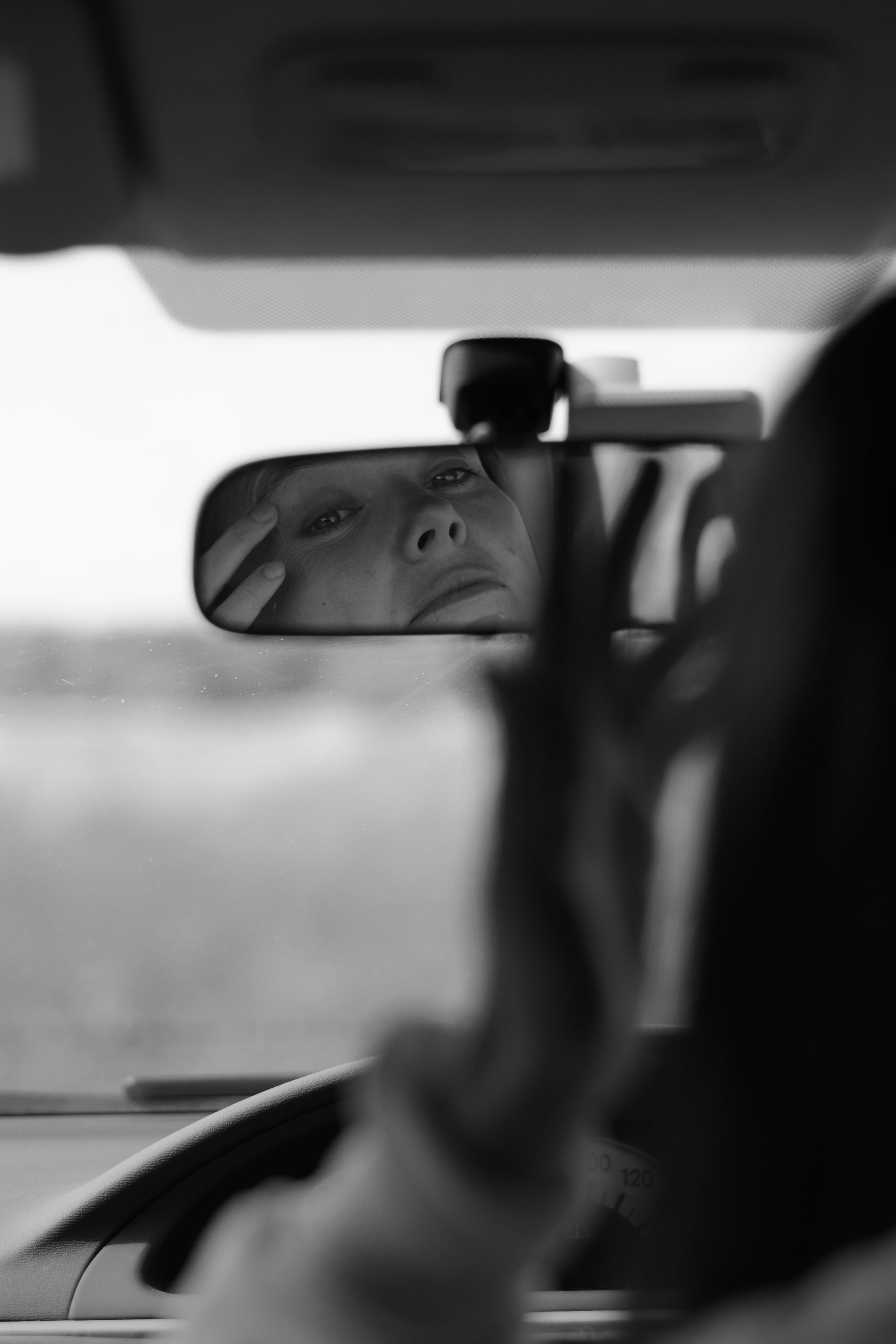 Ольга. Женский портрет в поле с машиной. Портретный фотограф в Санкт-Петербурге Наталья Родионова