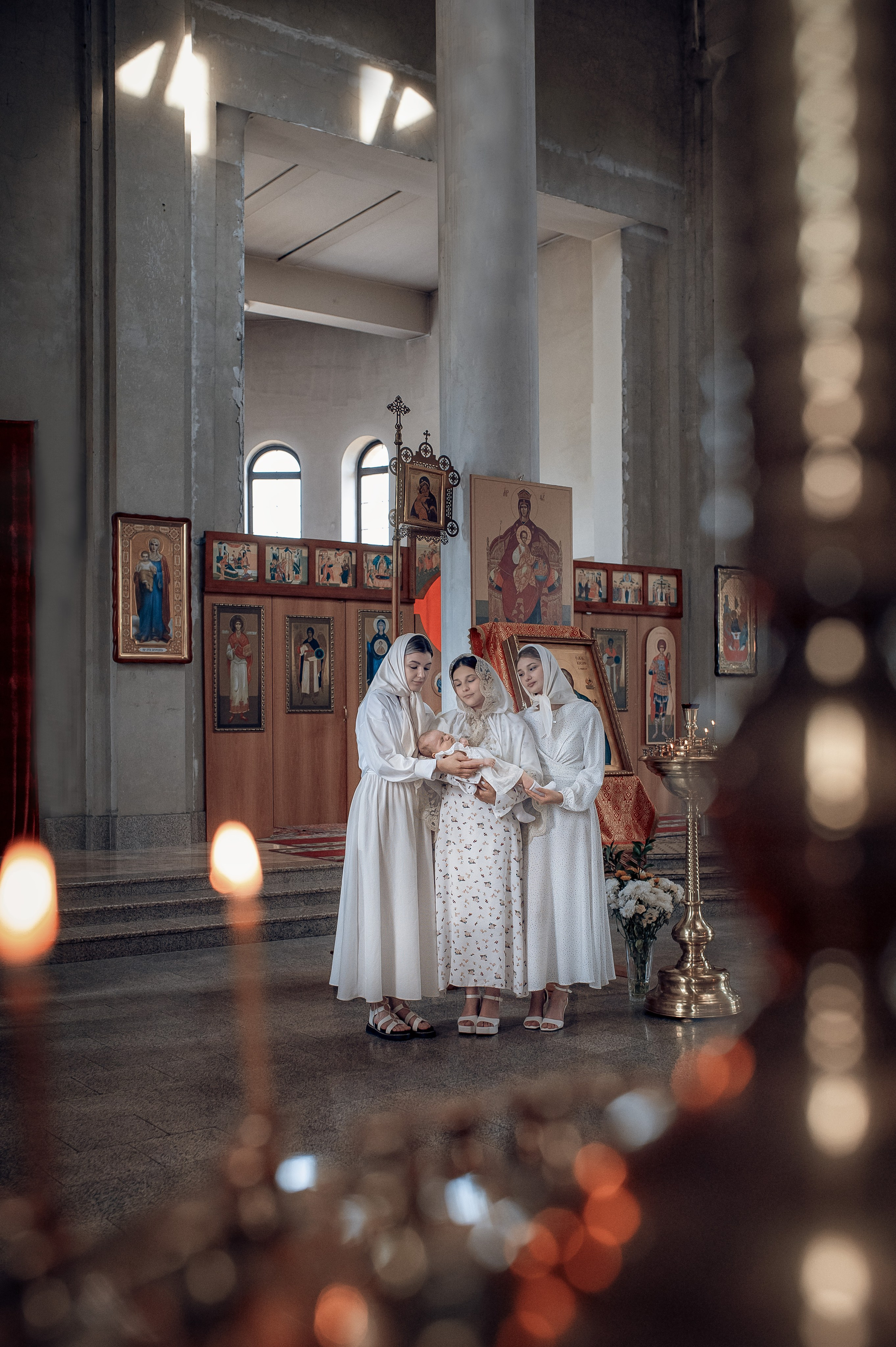 Крещение Василисы в храме исповедников и новомучеников Российских. Фотографы крещения/венчания  Красноярск Татьяна и Вячеслав Переваловы