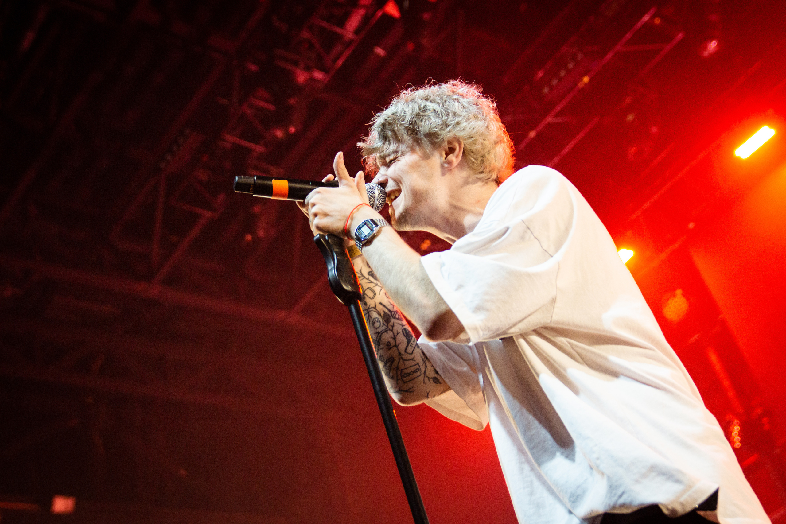 Солист Saypink, красная фотография с концерта, forget_me_not_whale