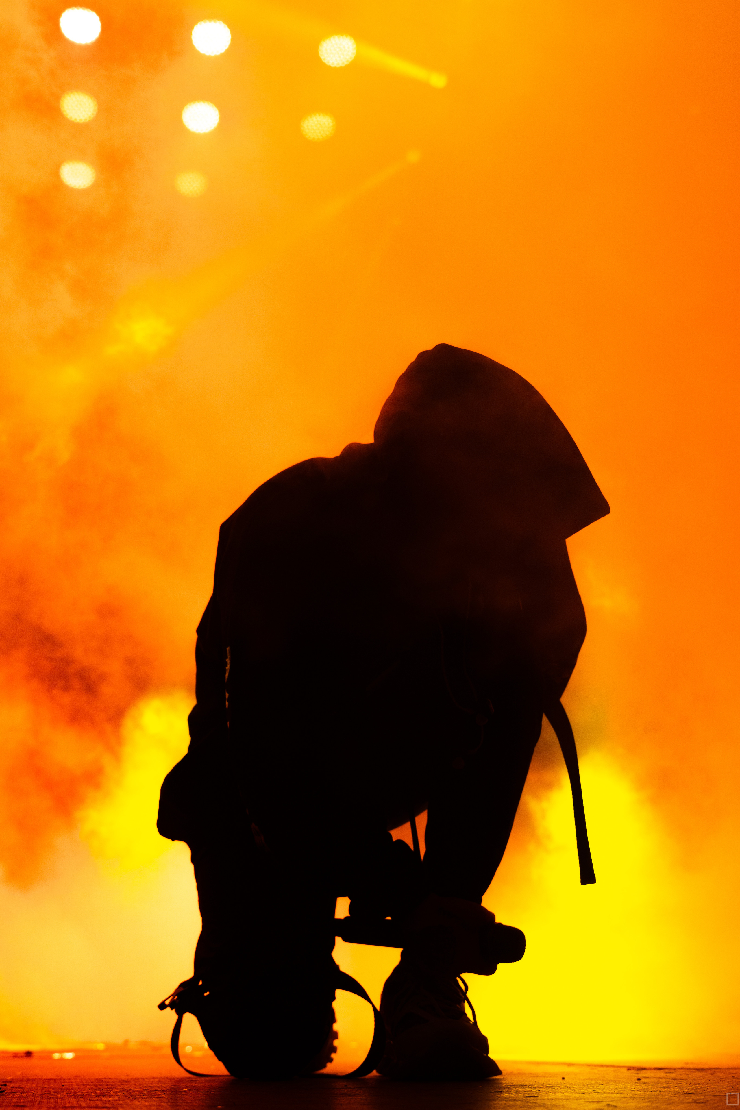 Три дня дождя чёрная фигура на золотом фоне. Фотограф Полина Розова