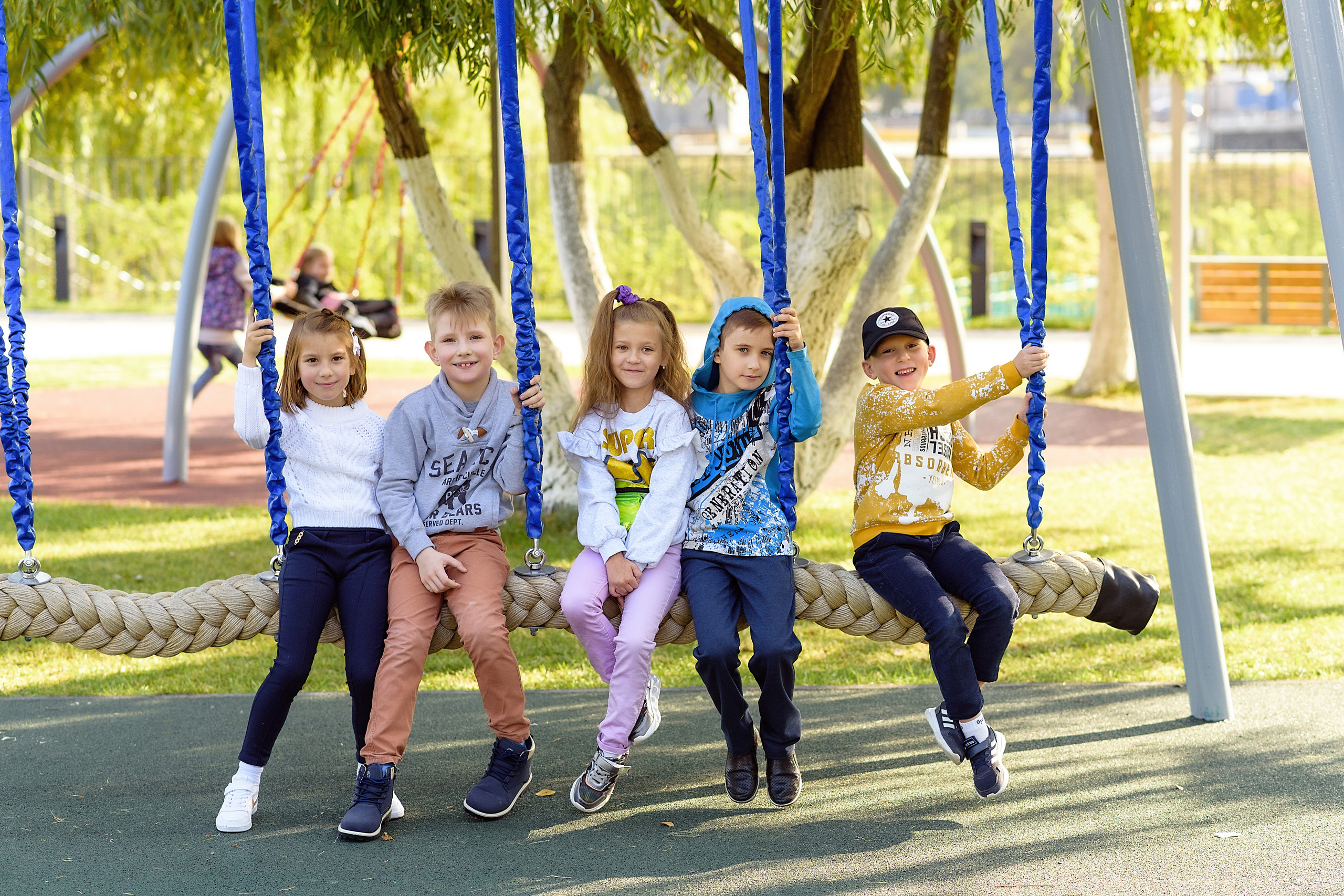 Групповые фотографии учеников 2 класса в городском парке на качелях