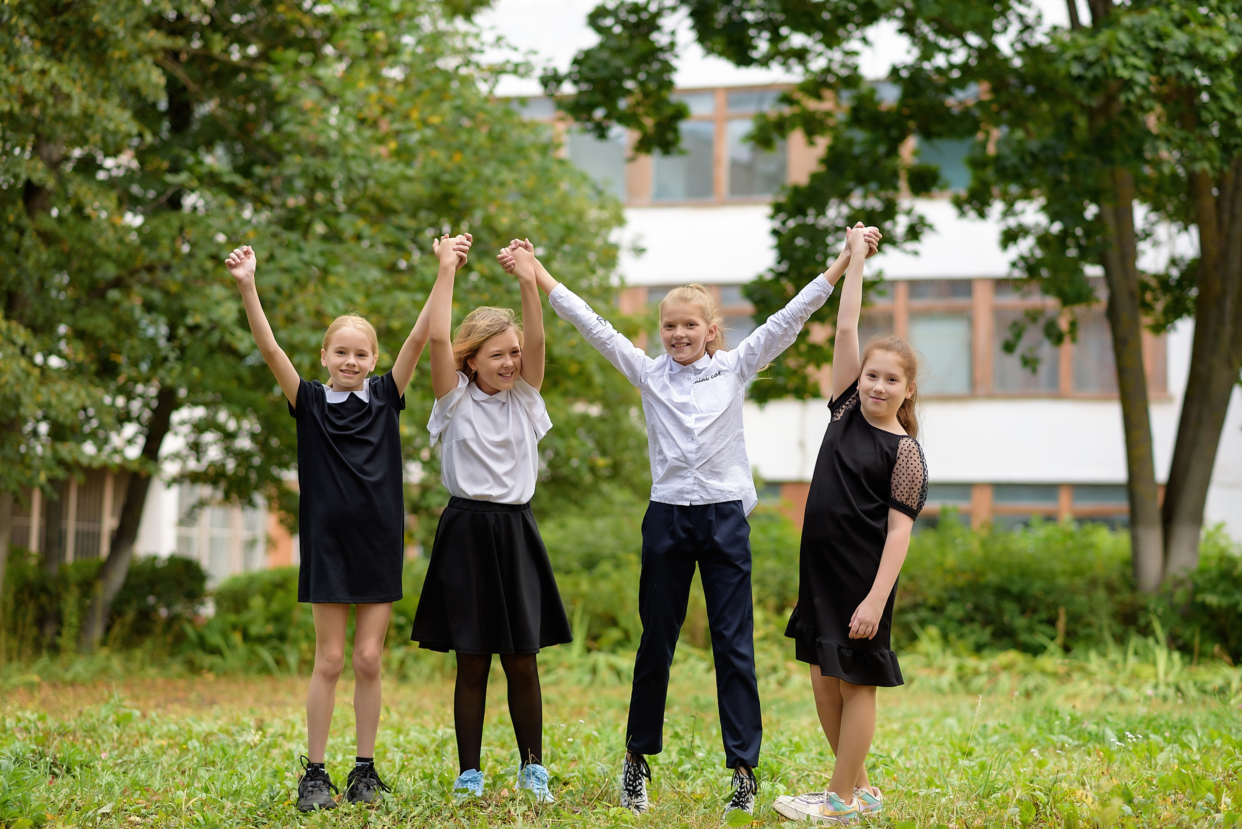 Веселая фотография выпускниц 4 класса около школы