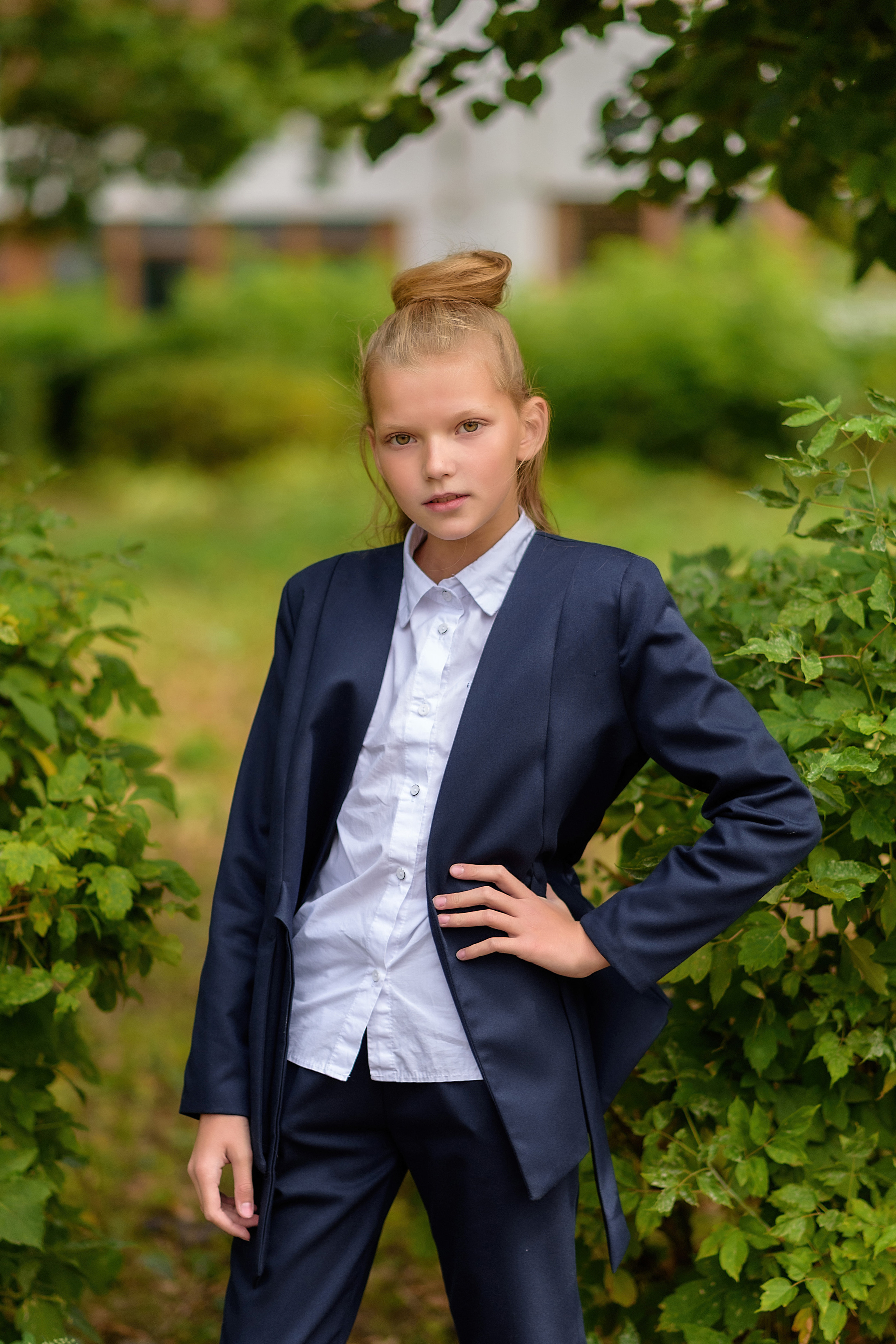 Портрет выпускницы 4 класса в школьной форме на школьном дворе