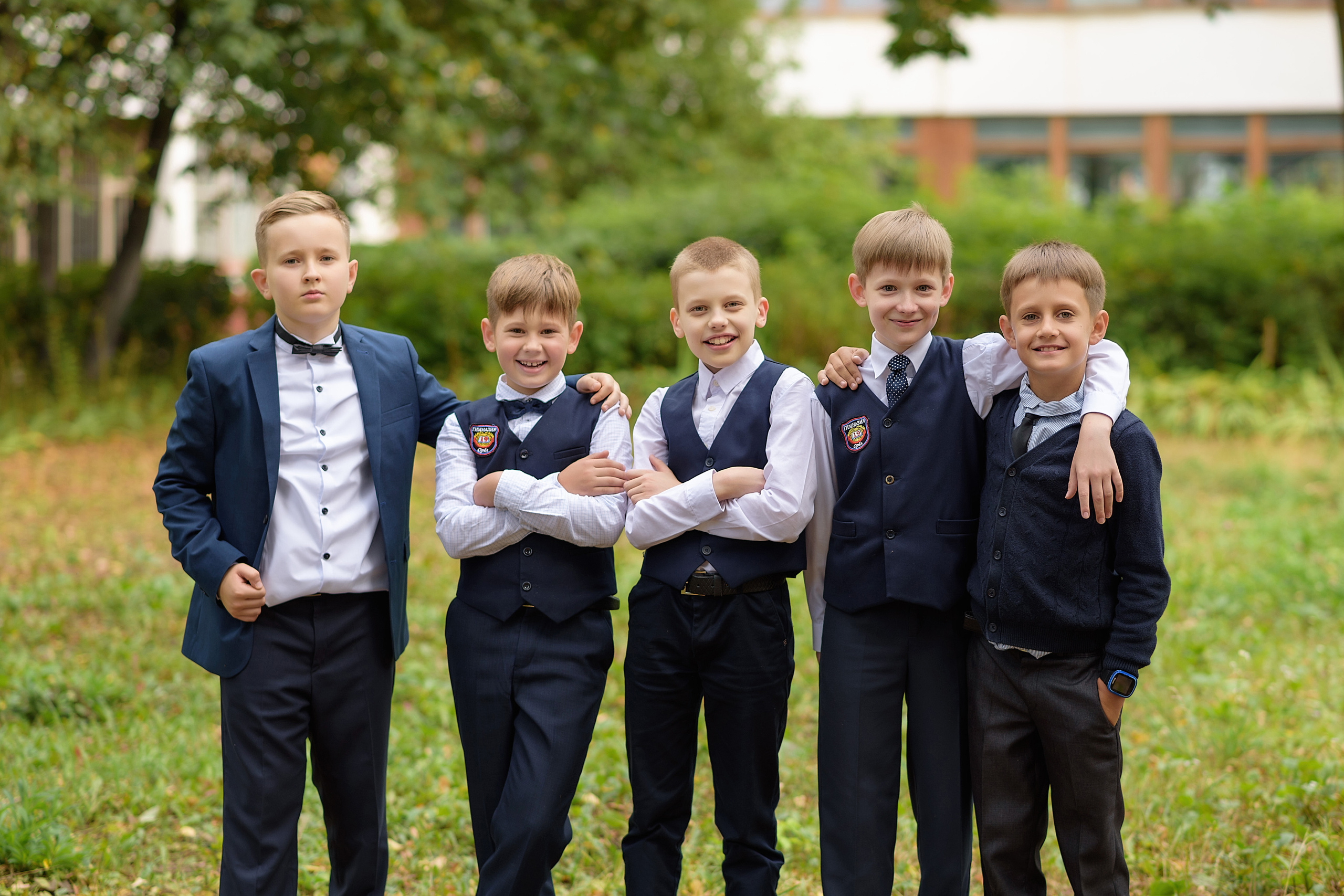 Групповая фотография пяти учеников 4 класса возле школы