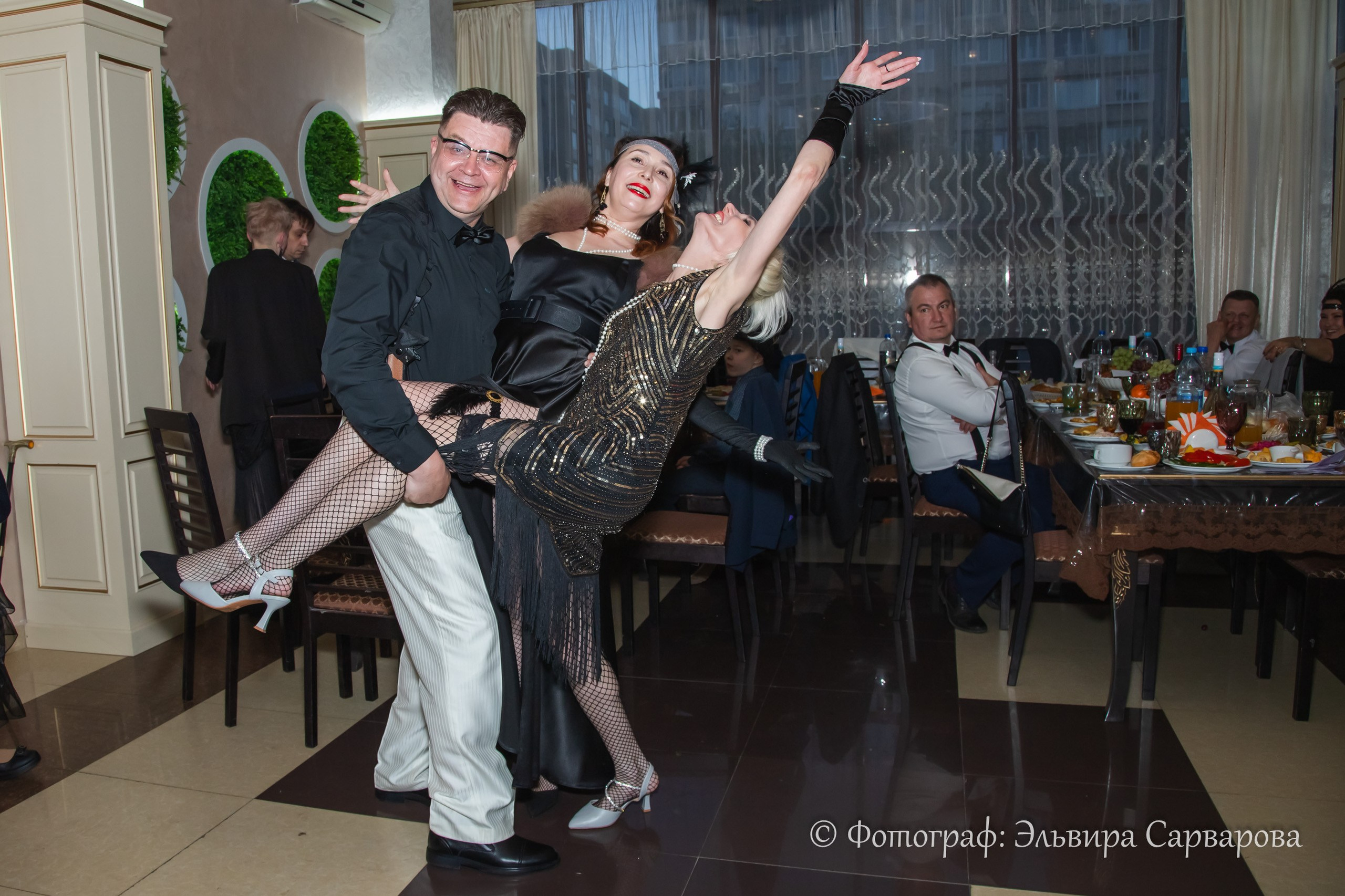 Гангстерская вечеринка в стиле 1920-х. Репортажный Фотограф