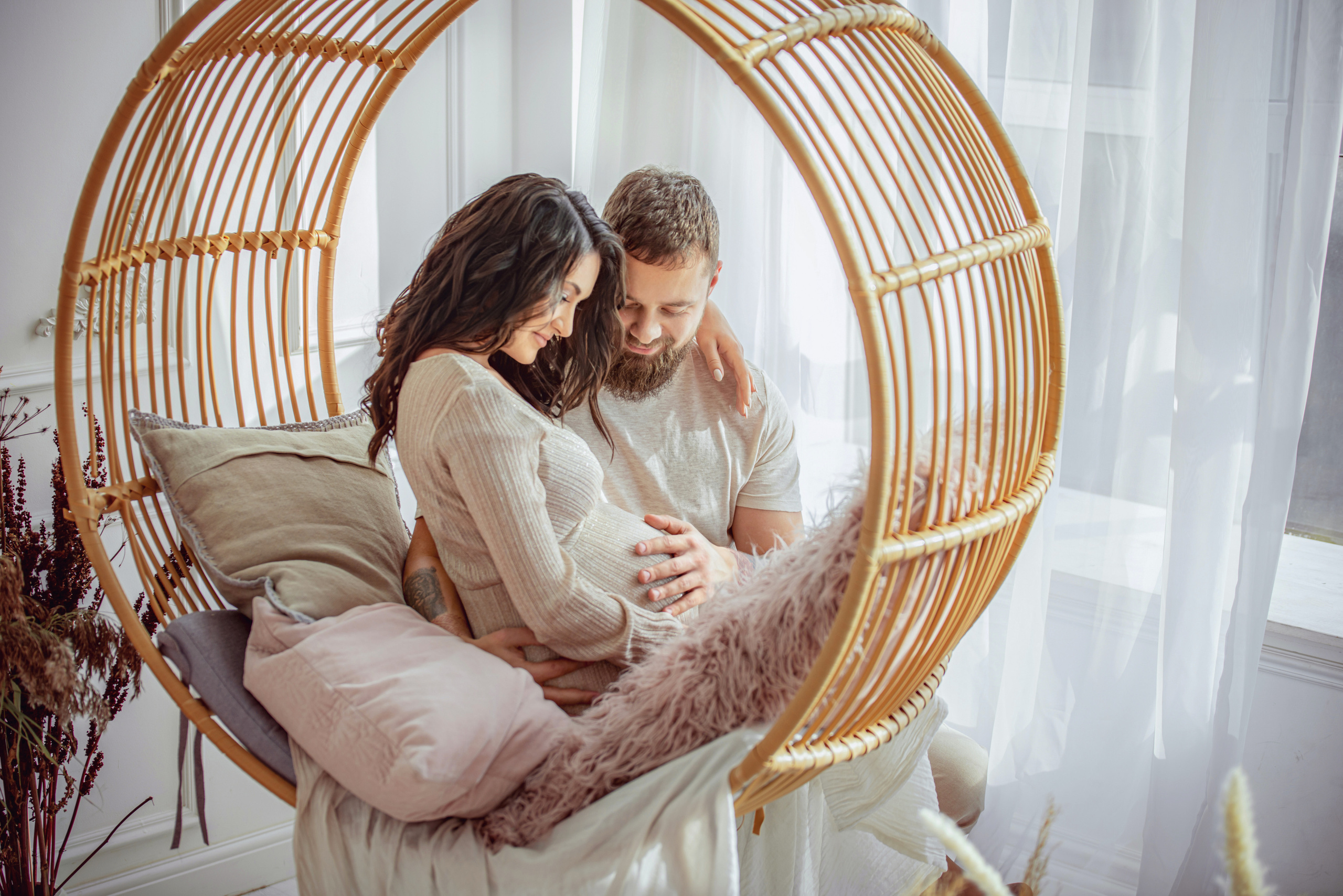 фотосессия беременности в студии на качелях