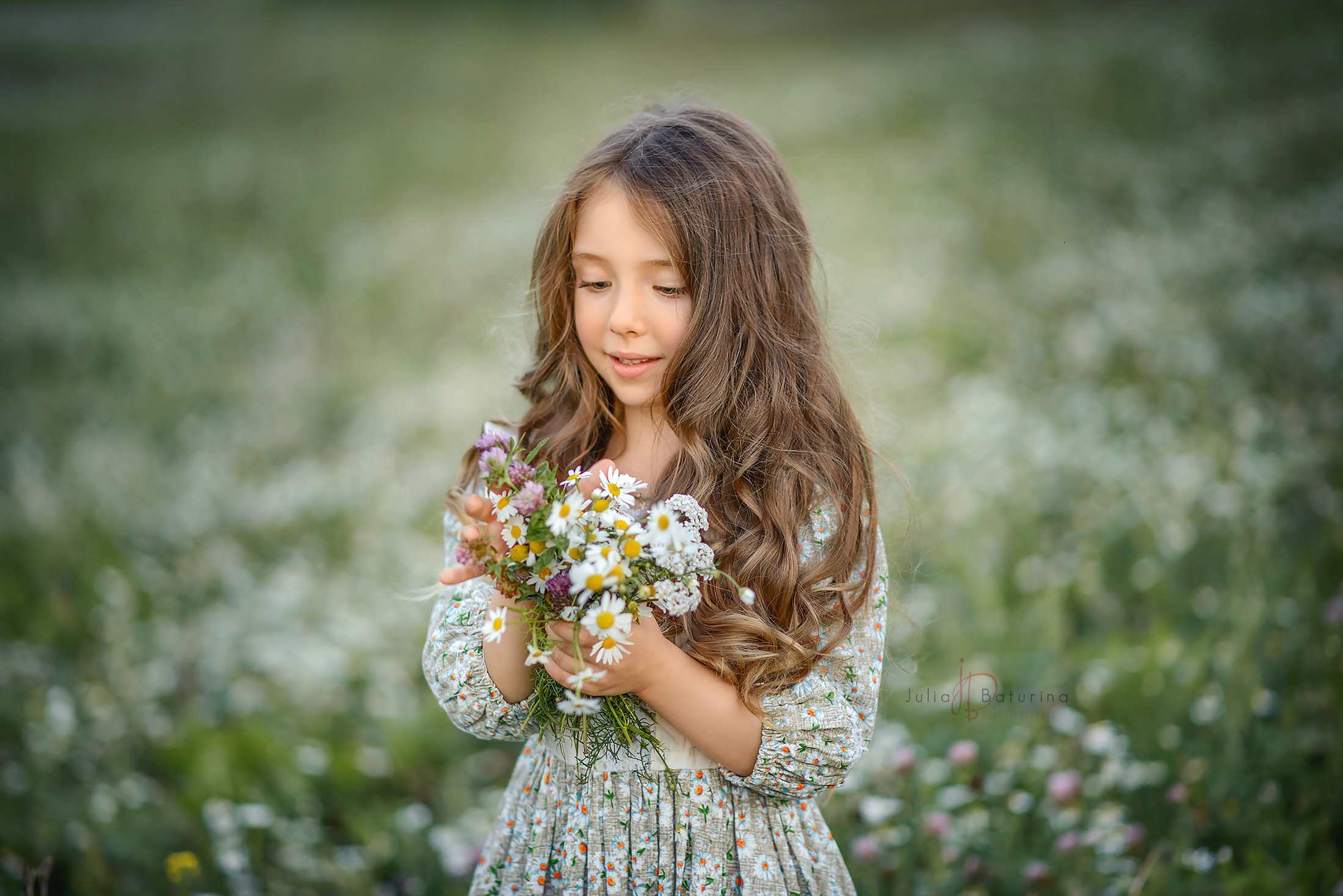 Катюша, ромашки, август. Портретный Фотограф в Москве Юлия Батурина