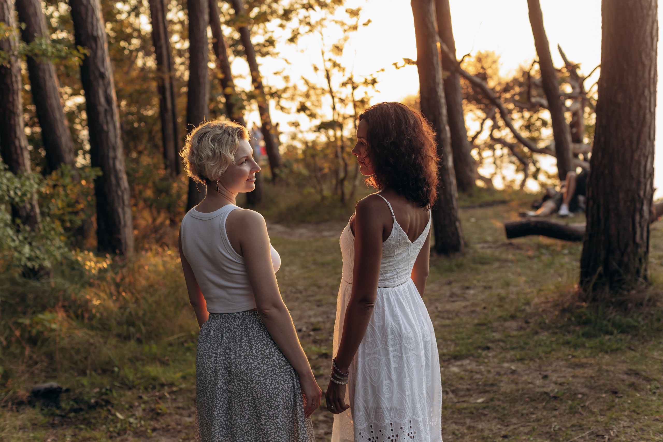 Подруги Пионеский Сосновый бор закат. Фотограф в Калининграде свадебная фотография, репортажная, фотосессии