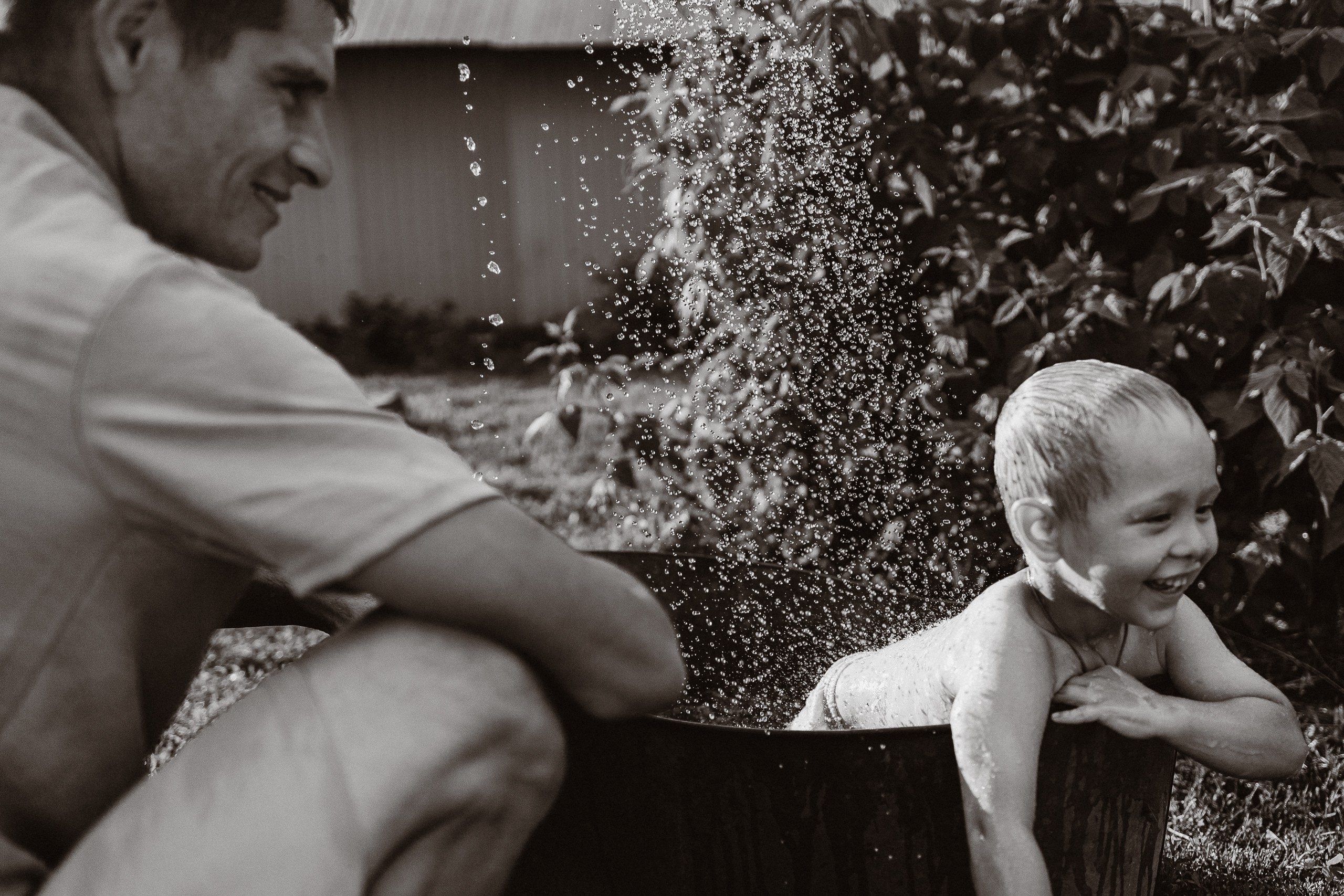 Фотосессия купание в старенькой ванне на даче в Ижевске