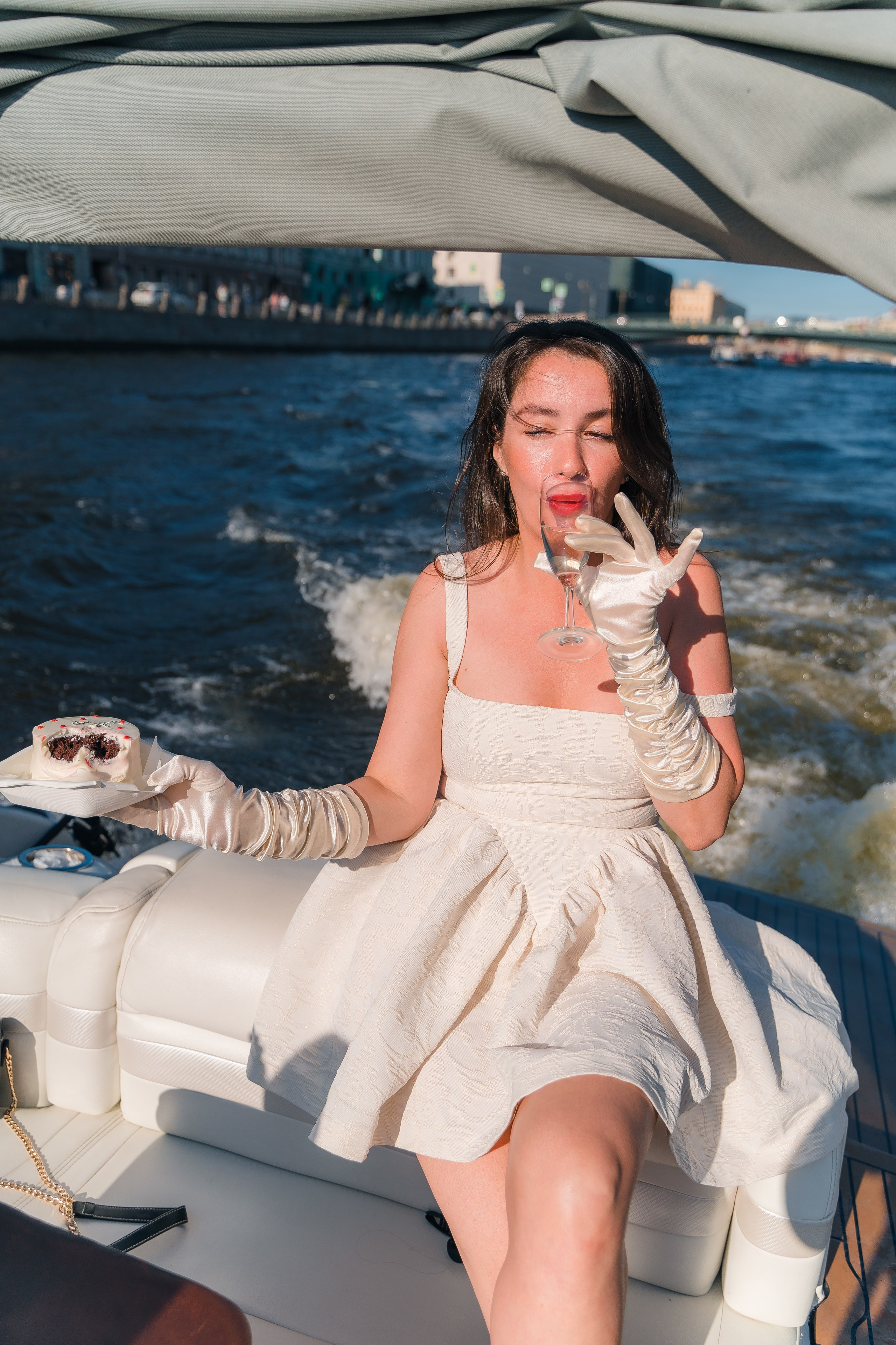 Фотосъемка девичника, встреча девушек, веселые женские портреты