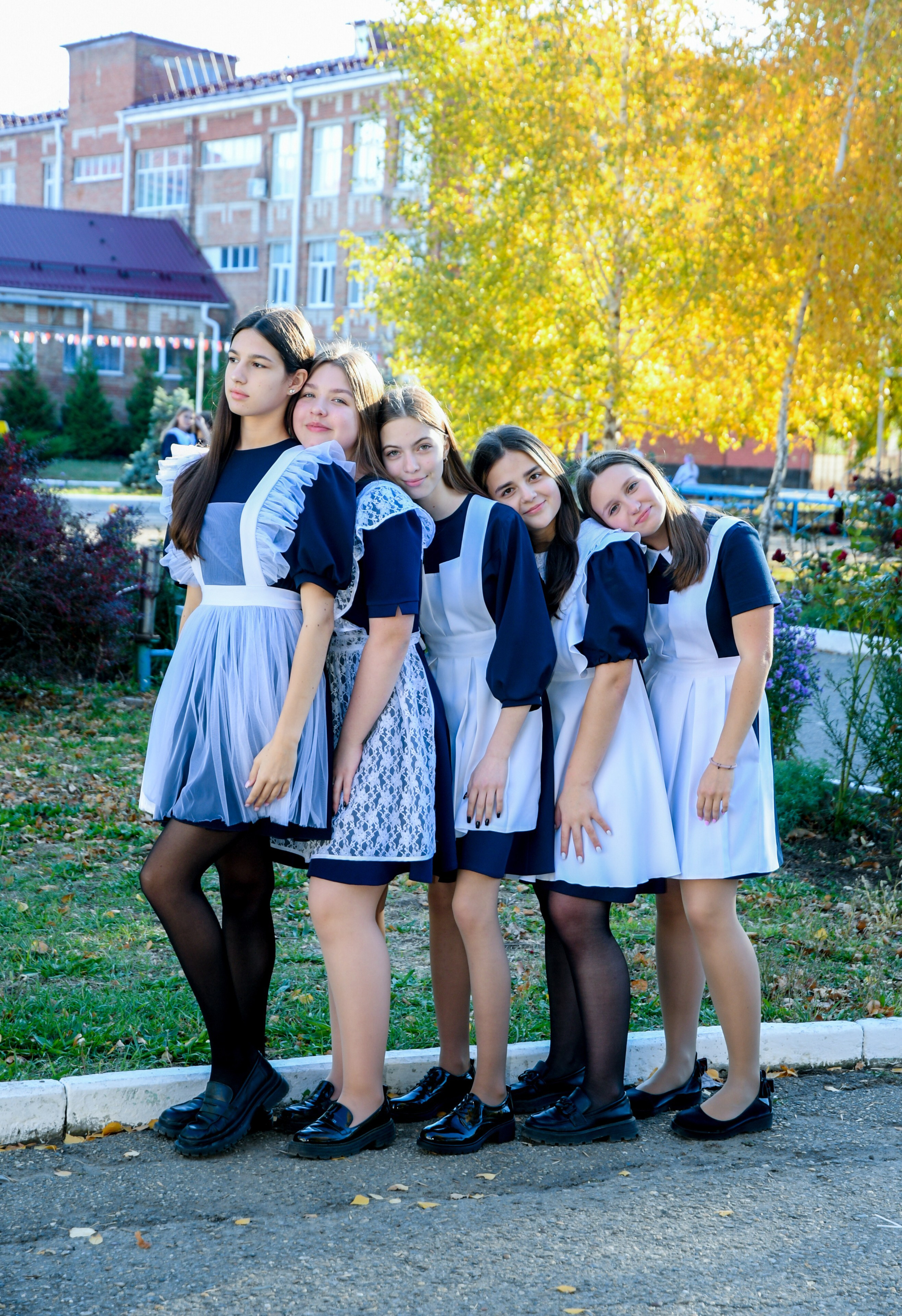 Фотосессия для выпускных альбомов в школьном дворе. Вячеслав Скрипник Фотограф Краснодар