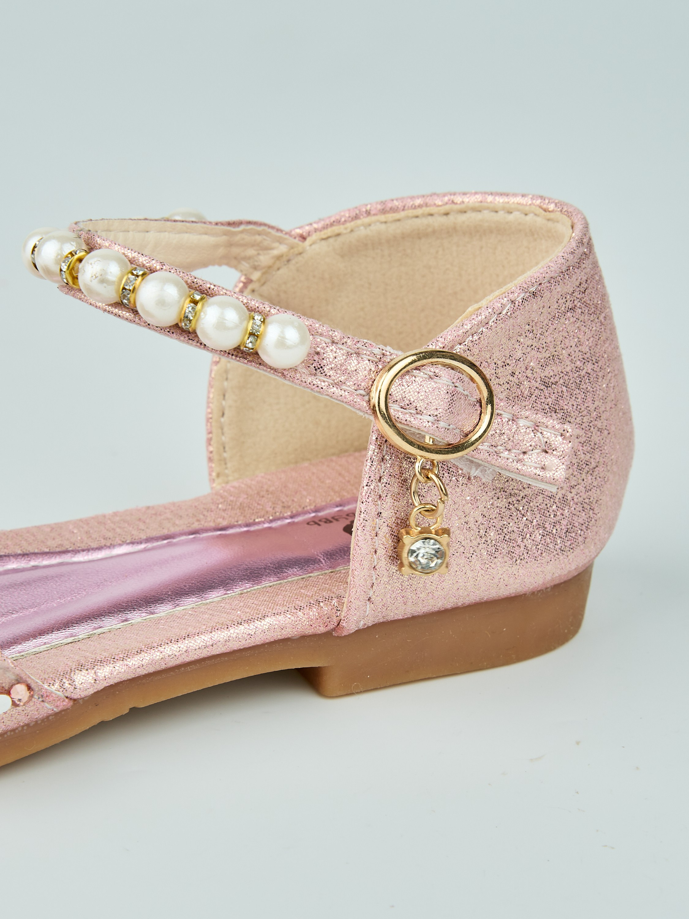 Каталожная фотосъёмка детских туфель для Wildberries