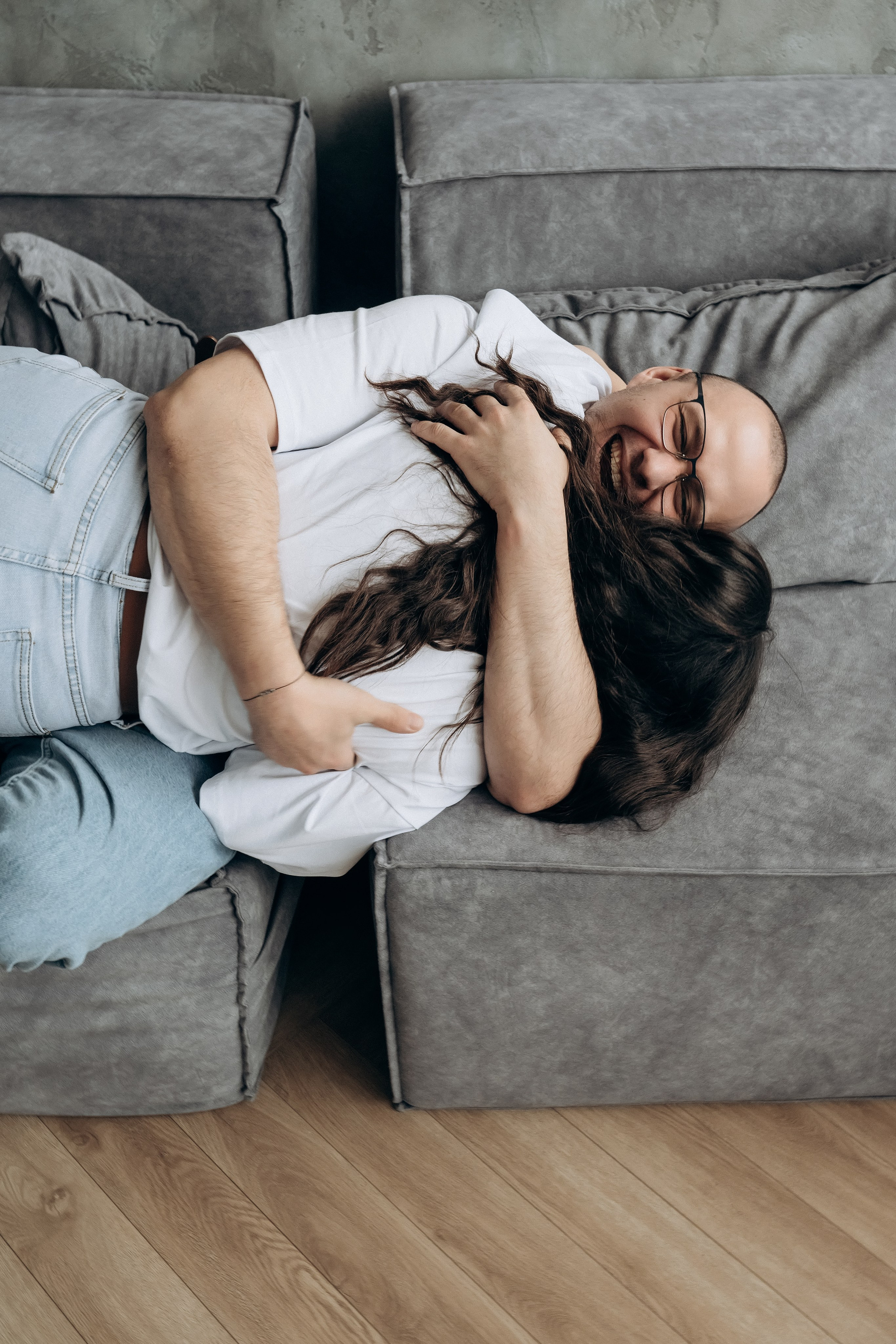 Веселая и живая фотосессия для двоих в фотостудии в Мытищах. Свадебный и семейный фотограф Виктория Носачёва. Щелково, Москва и МО