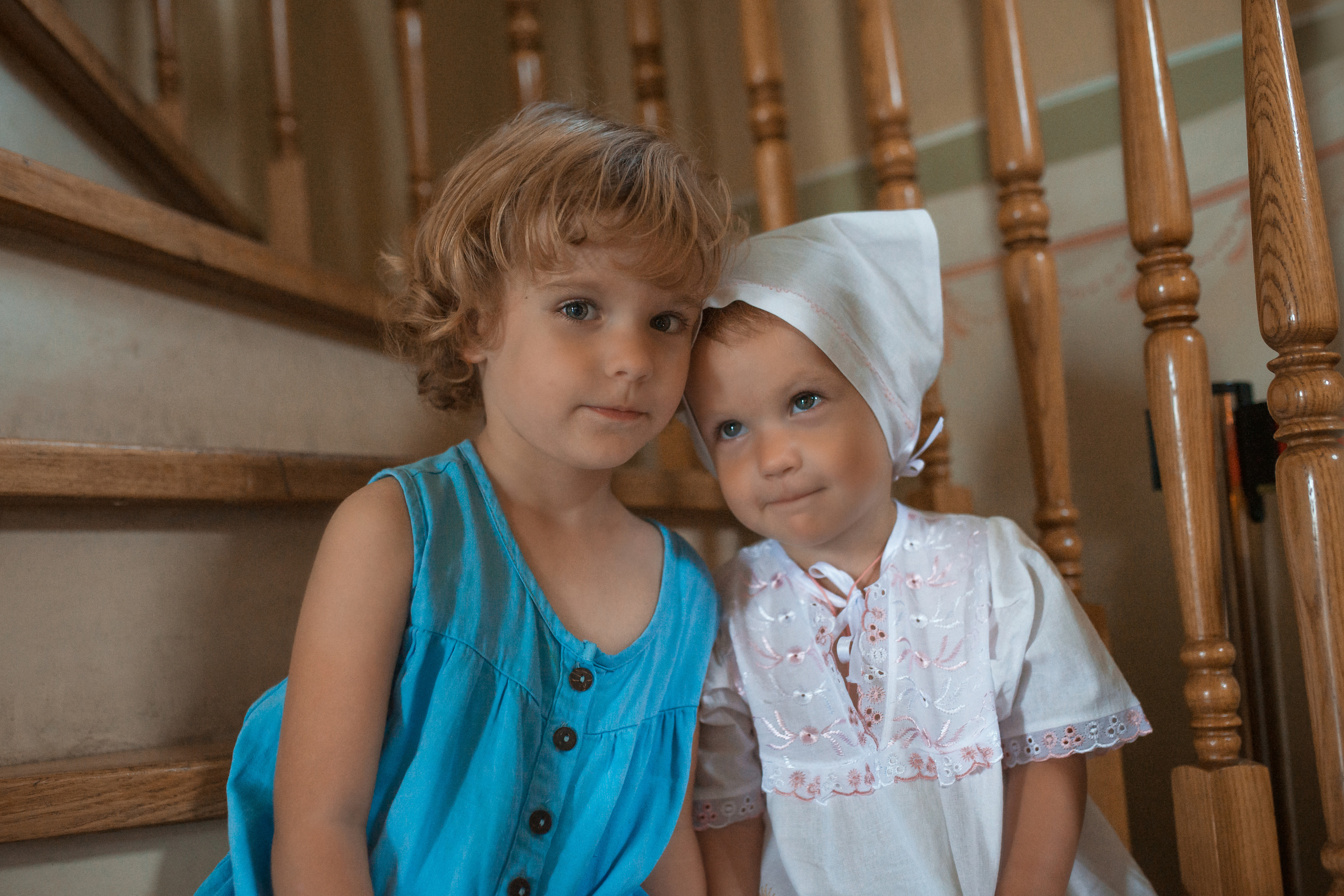 две девочки после крещения в покровском храме города саратова