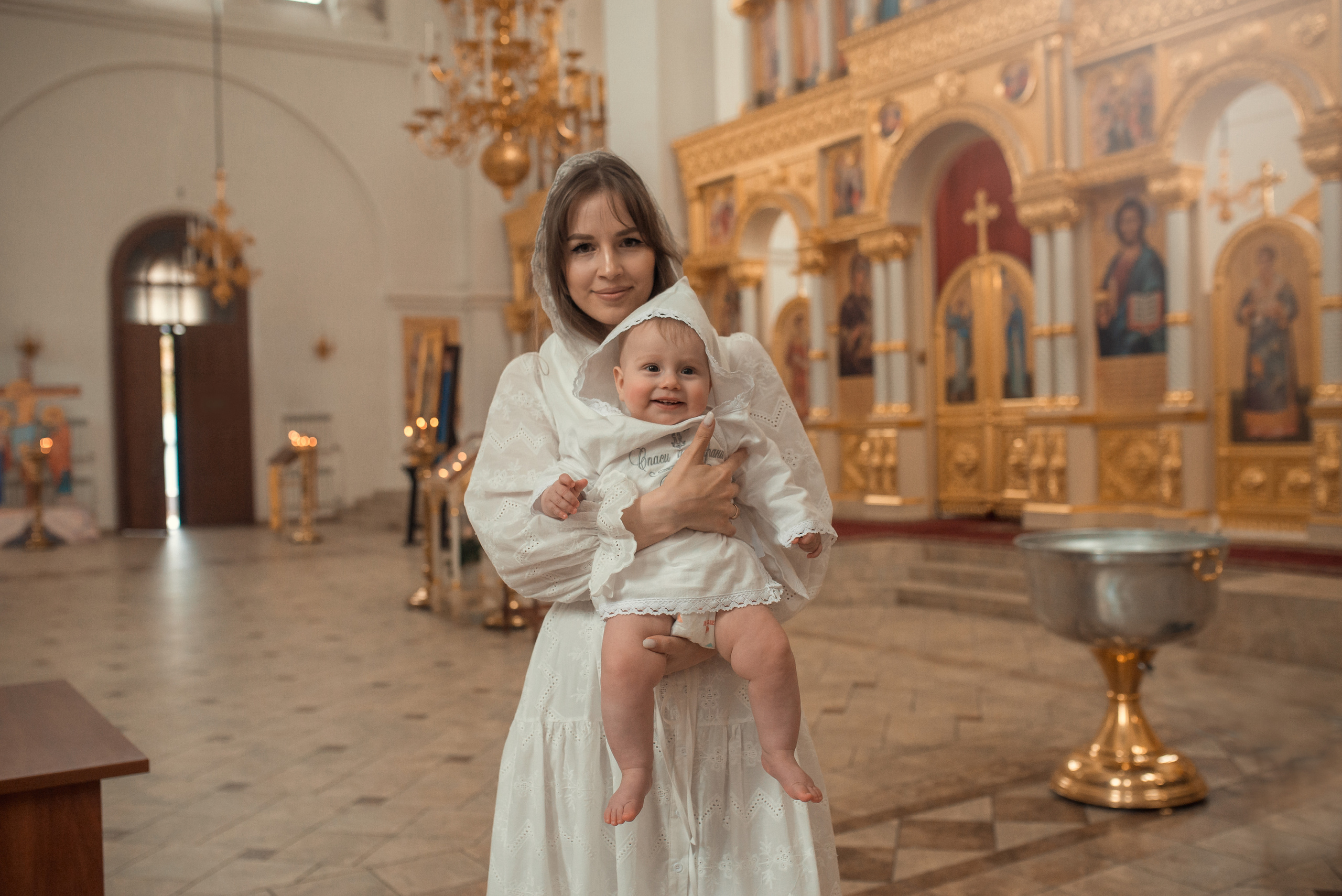 купельв храме и мама с малышом