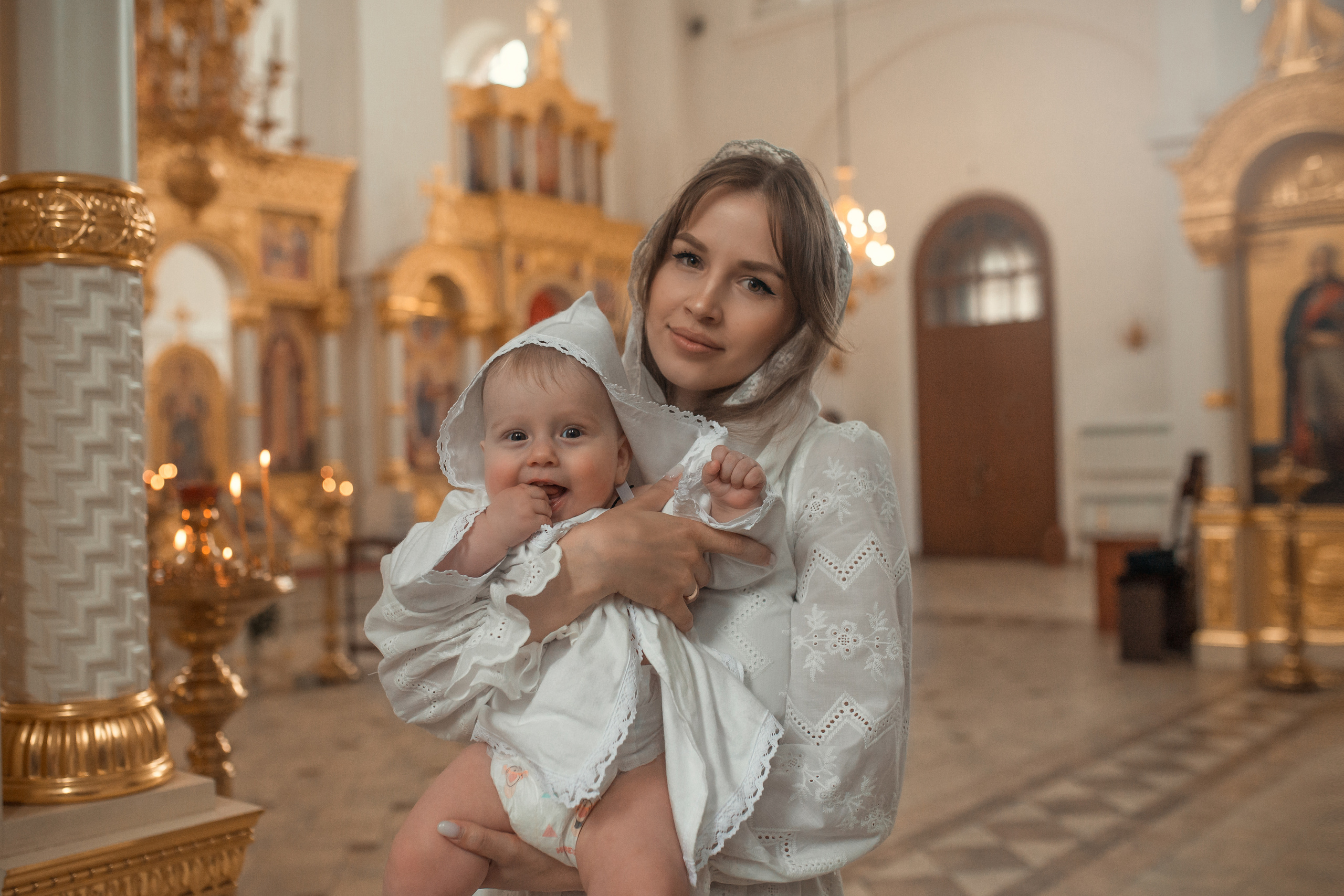Крещение младенца Луки в Никорло-Тихвинском храме в городе Саратов. Фотограф на крещение в Саратове Марина Грушина