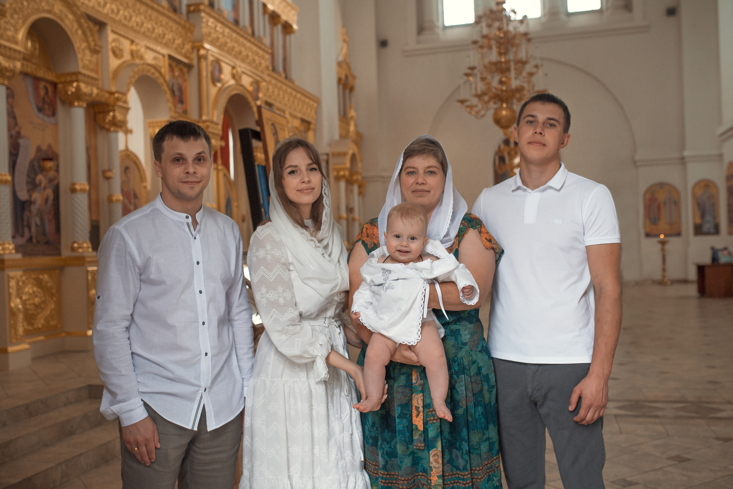 Семья на крещении малыша в храме в саратове
