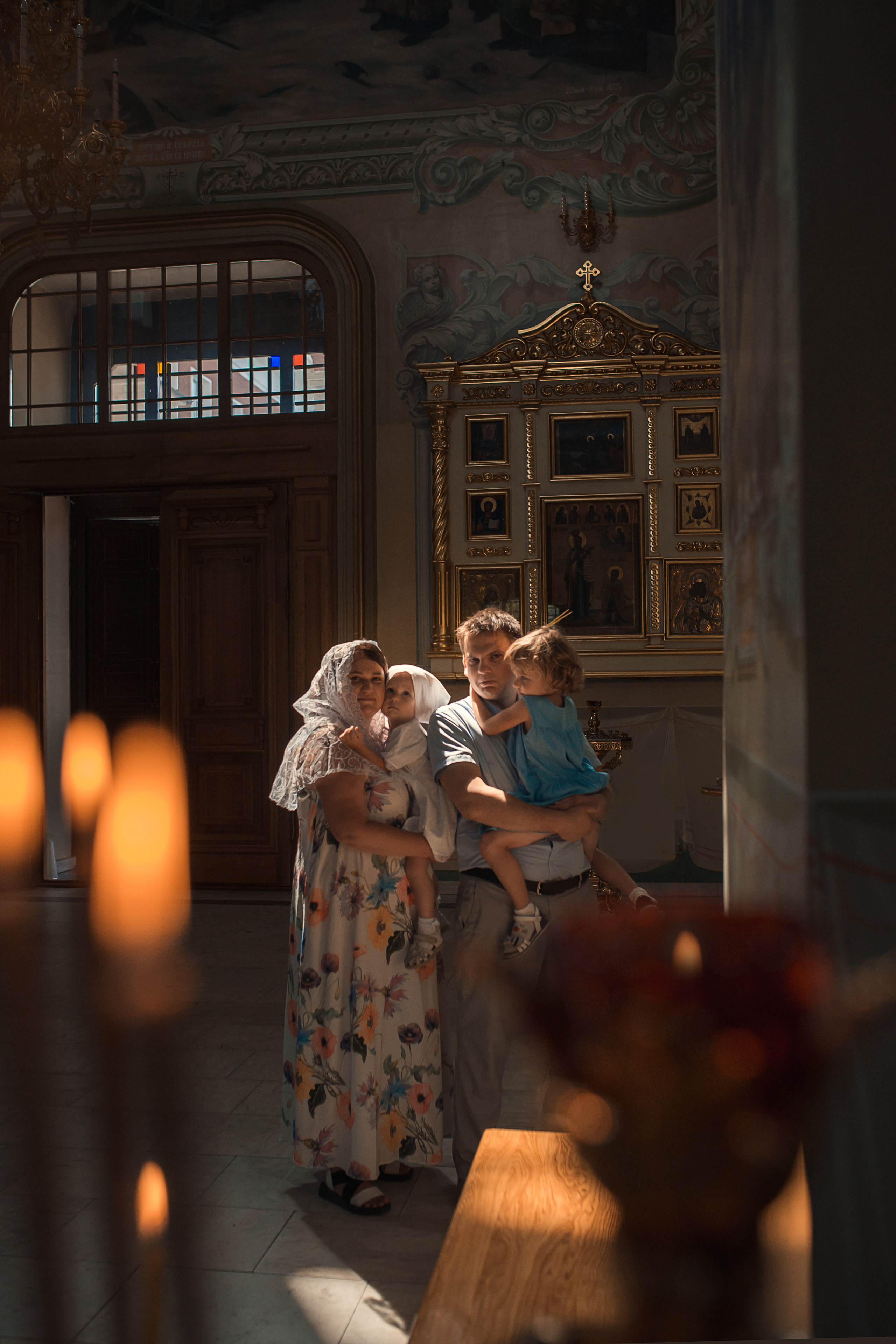 семья в храме после крещения в саратове