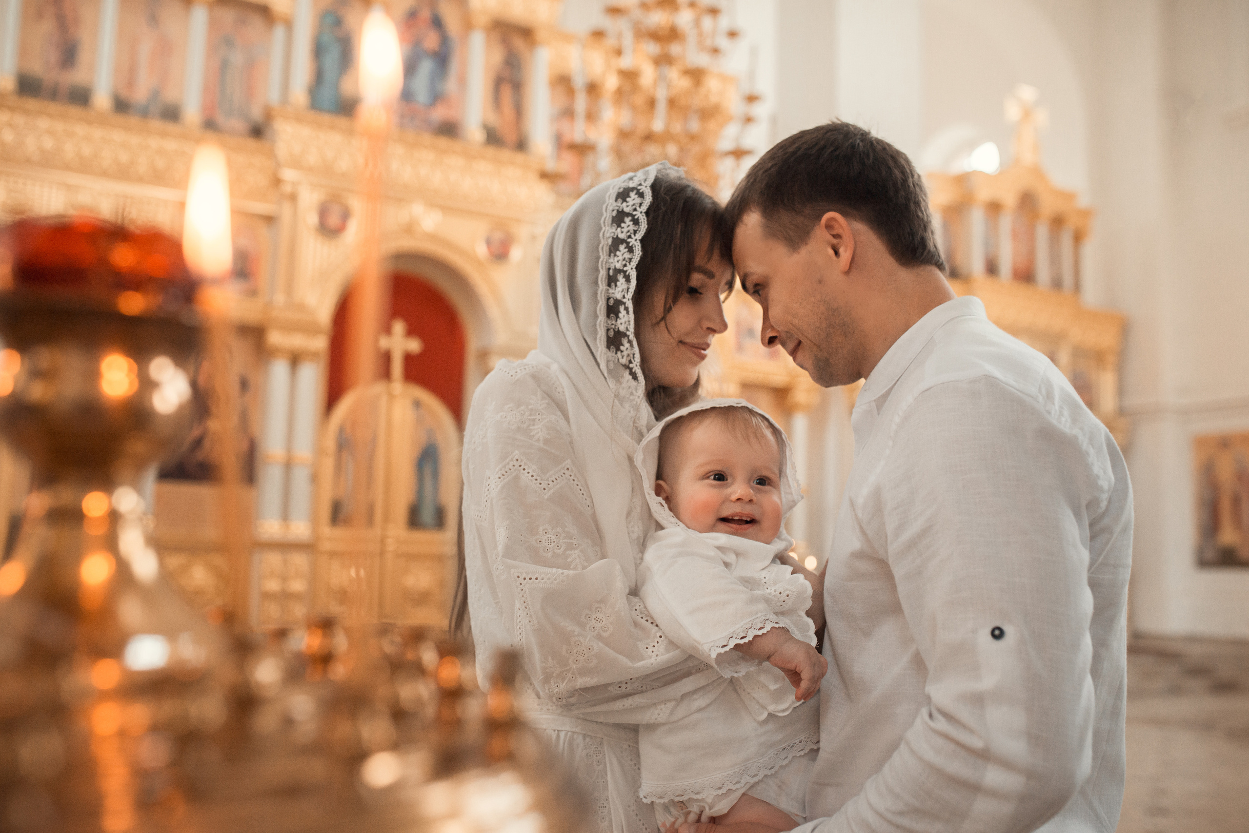 красивая семья в храме в городе саратове