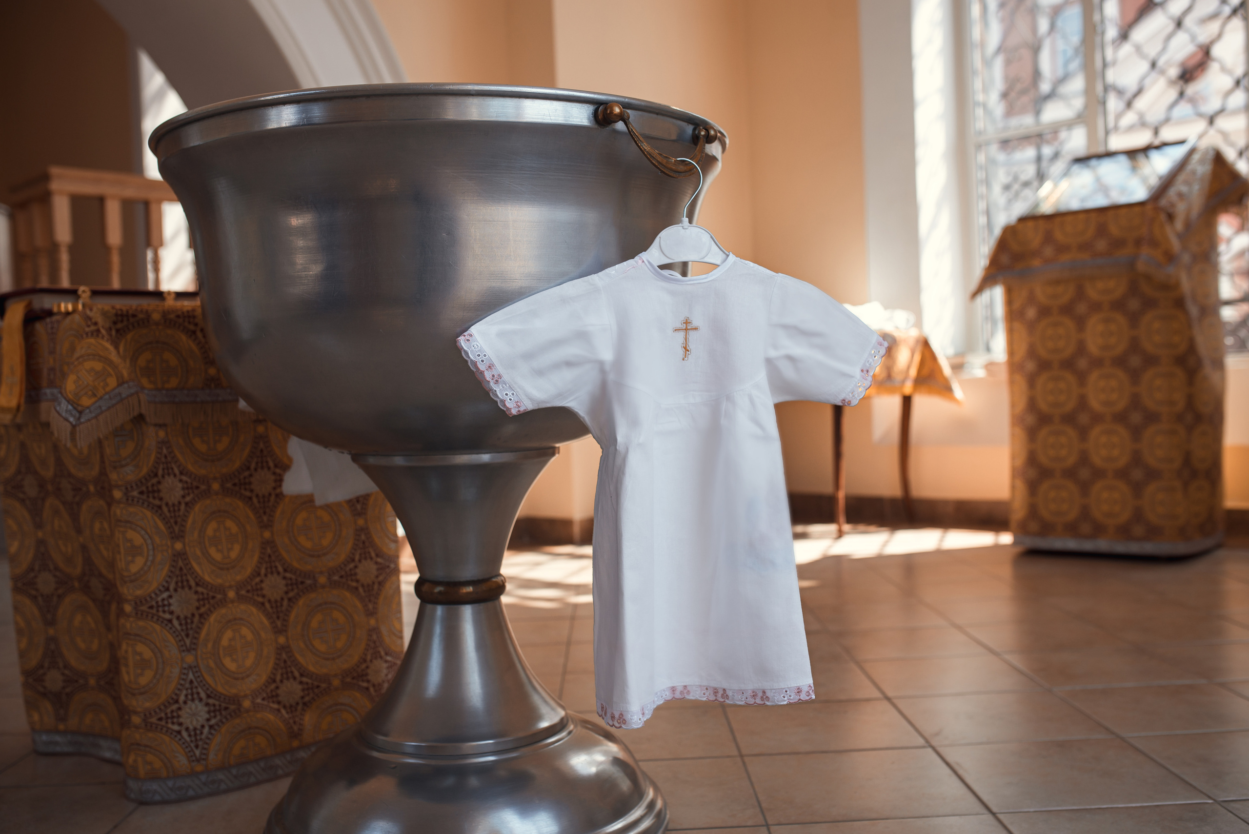 крестильная рубашка в крестильной комнате на купеле в крестильной комнате в саратове