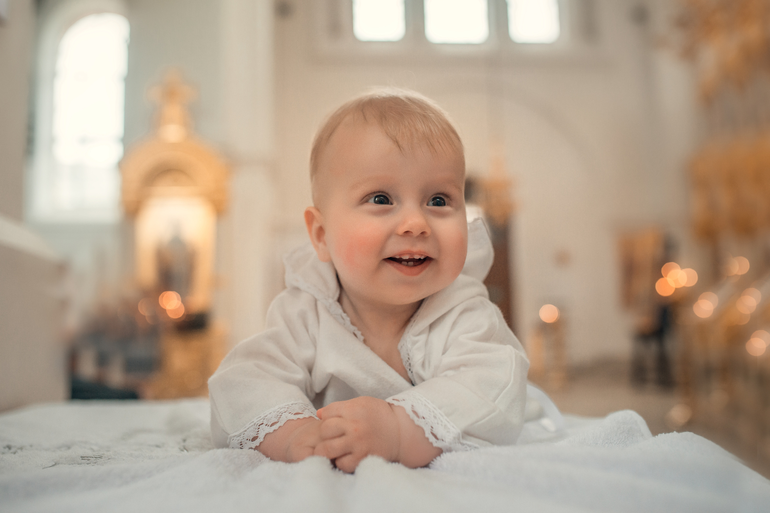 портрет малыша в крестильной рубашке красивая