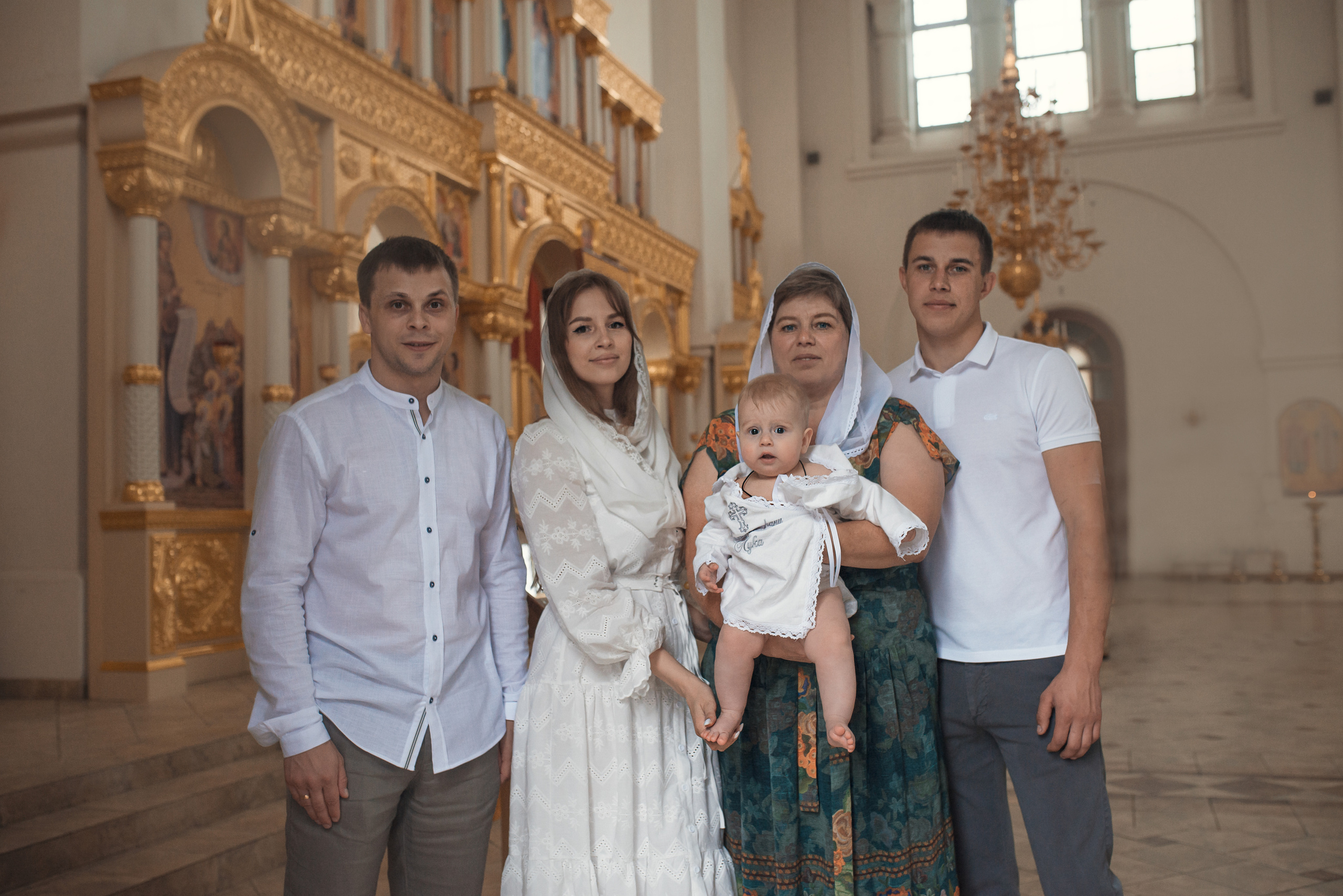 большая семья после крещения малыша