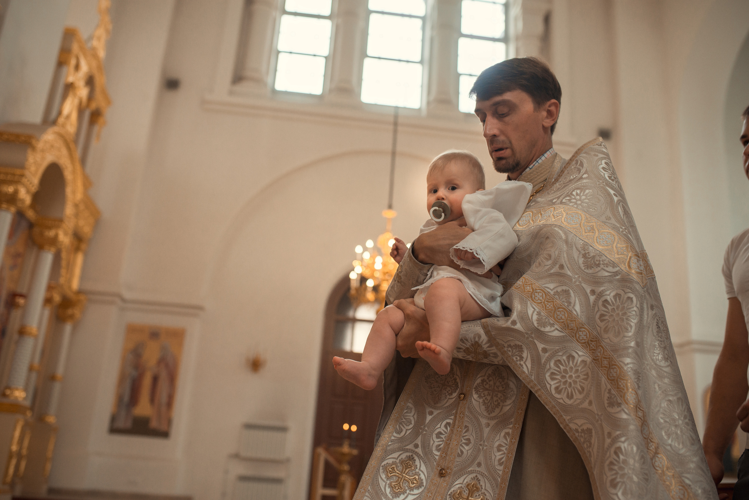 на руках у батюшки крещениев храме