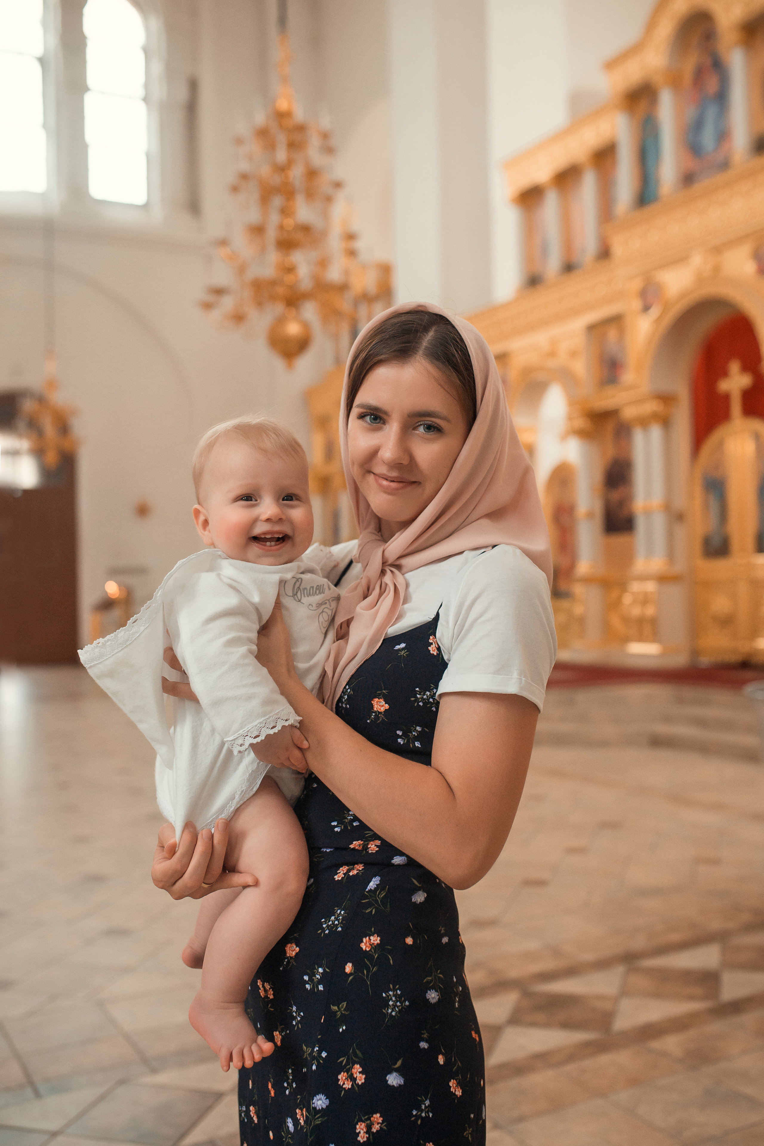 Крещение младенца Луки в Никорло-Тихвинском храме в городе Саратов. Фотограф на крещение в Саратове Марина Грушина