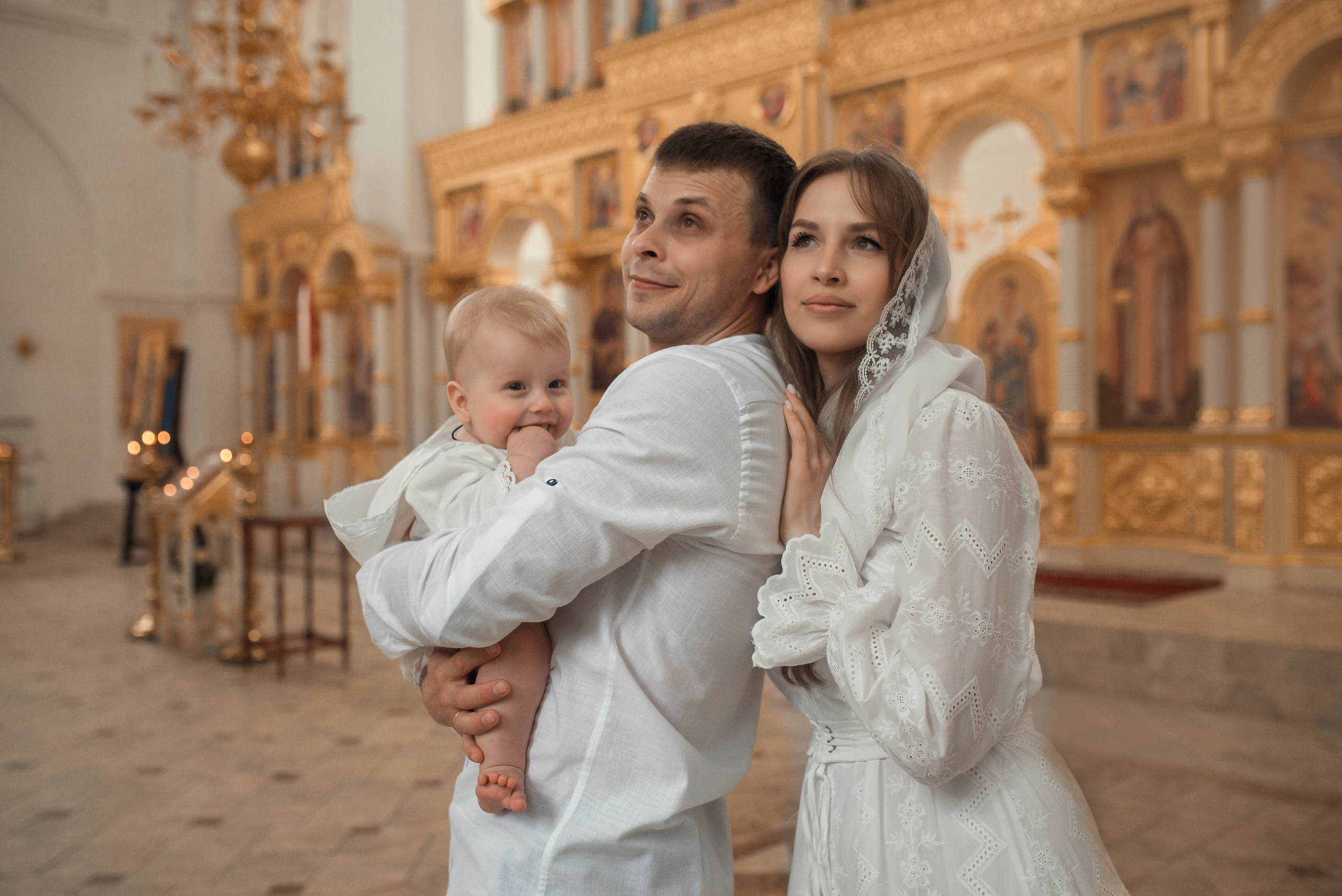 семья на крестинах малыша