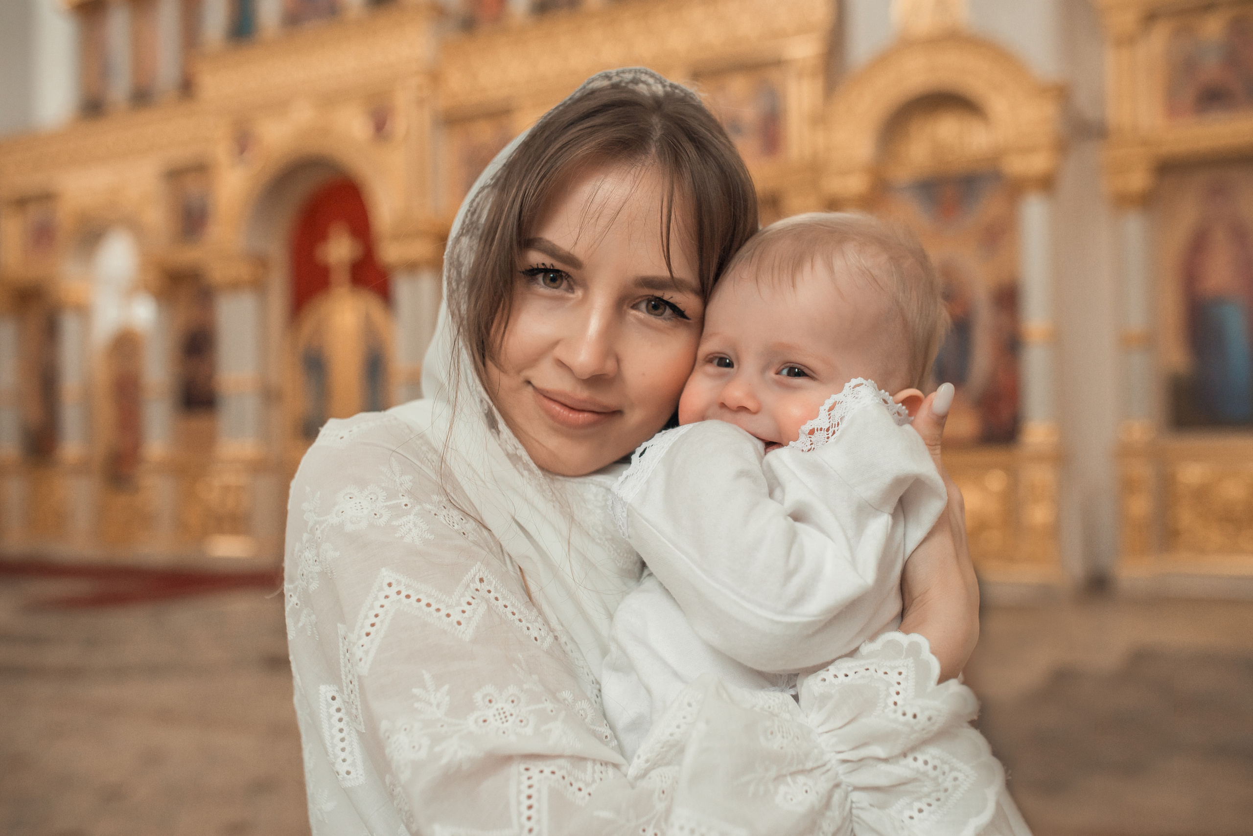 артрет мамы и малыша после крещения в храме