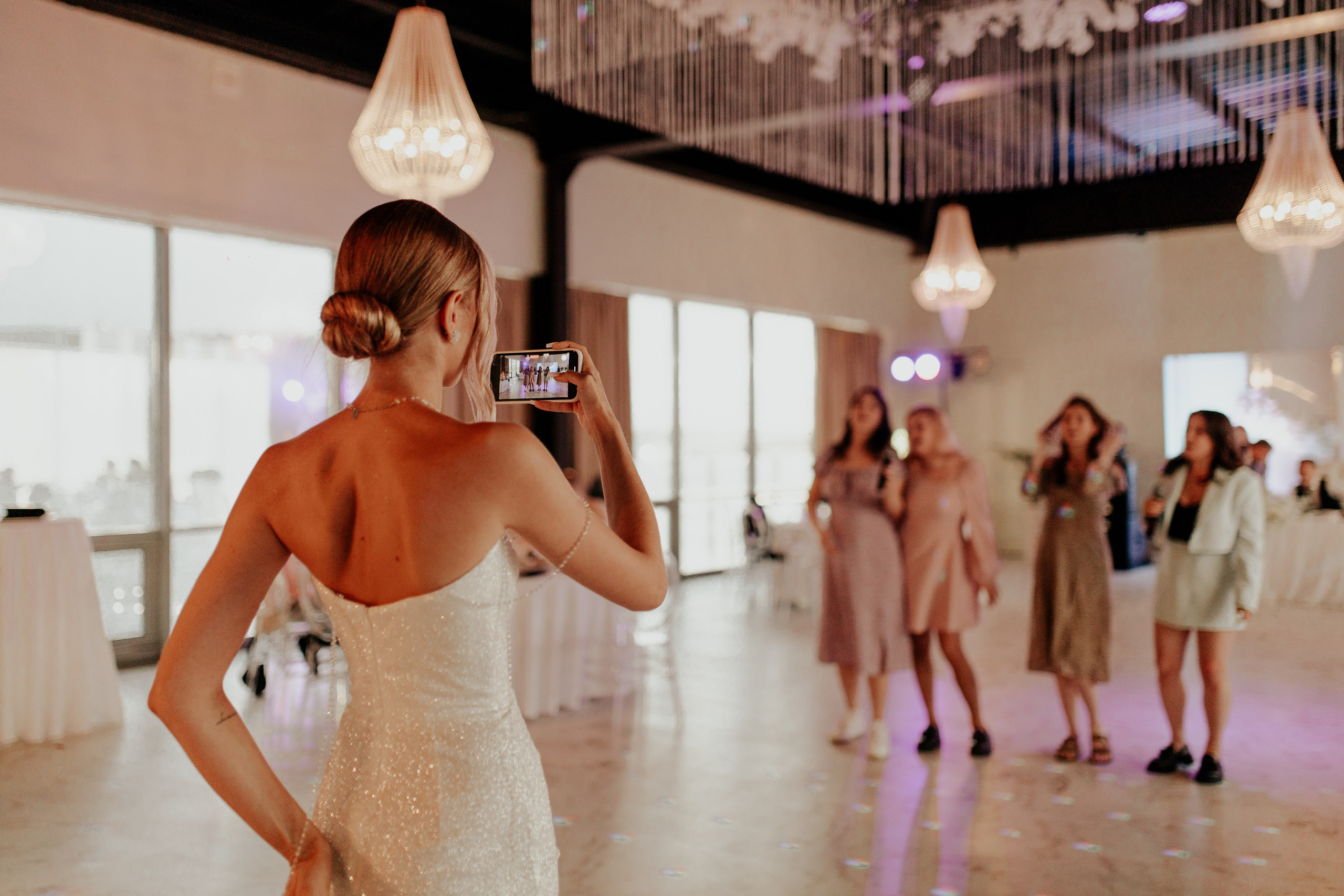 Подружки невесты ловят букет — нежный взгляд