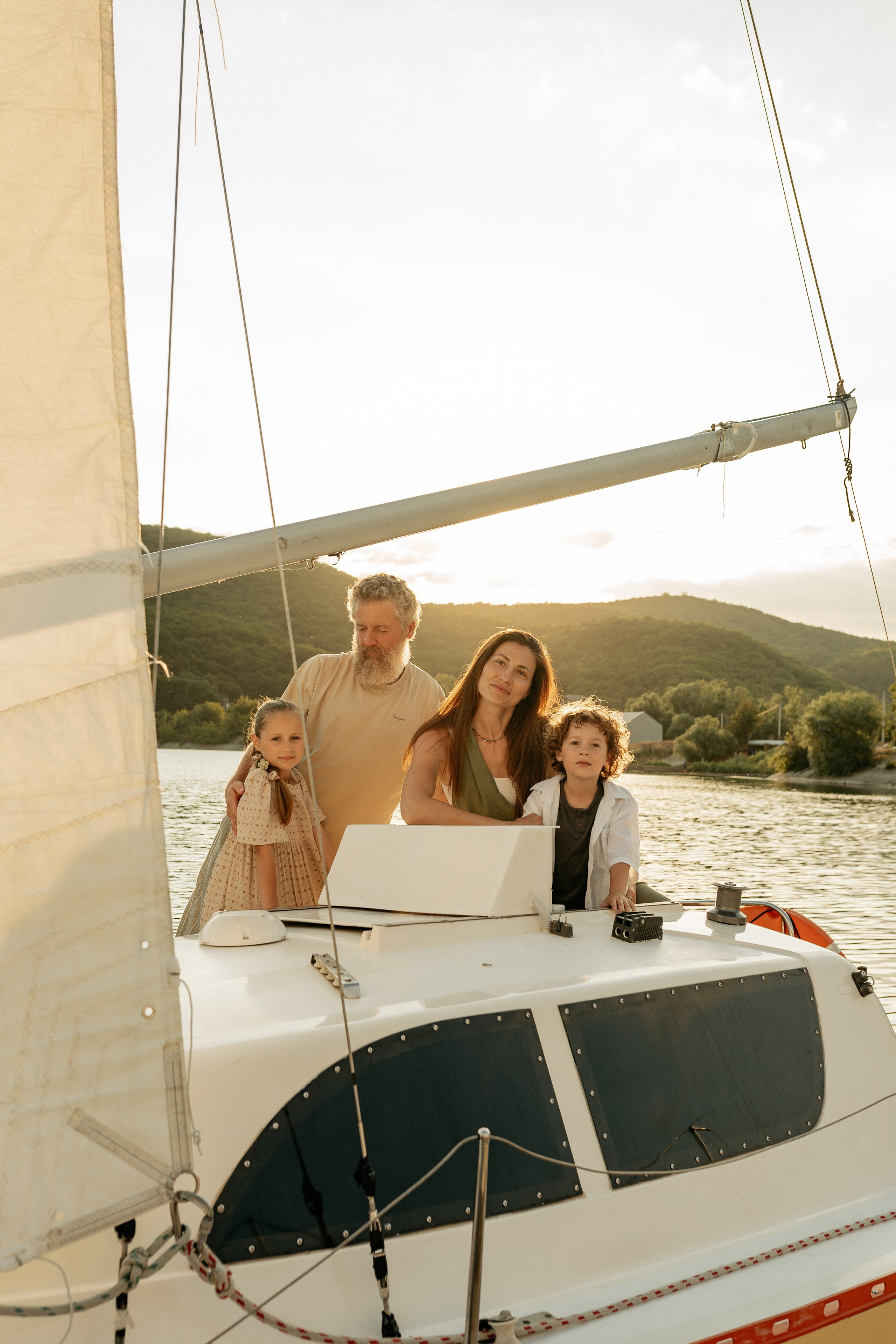 Мама и дочка в matching-образах на яхте в Абрау-Дюрсо – милые моменты