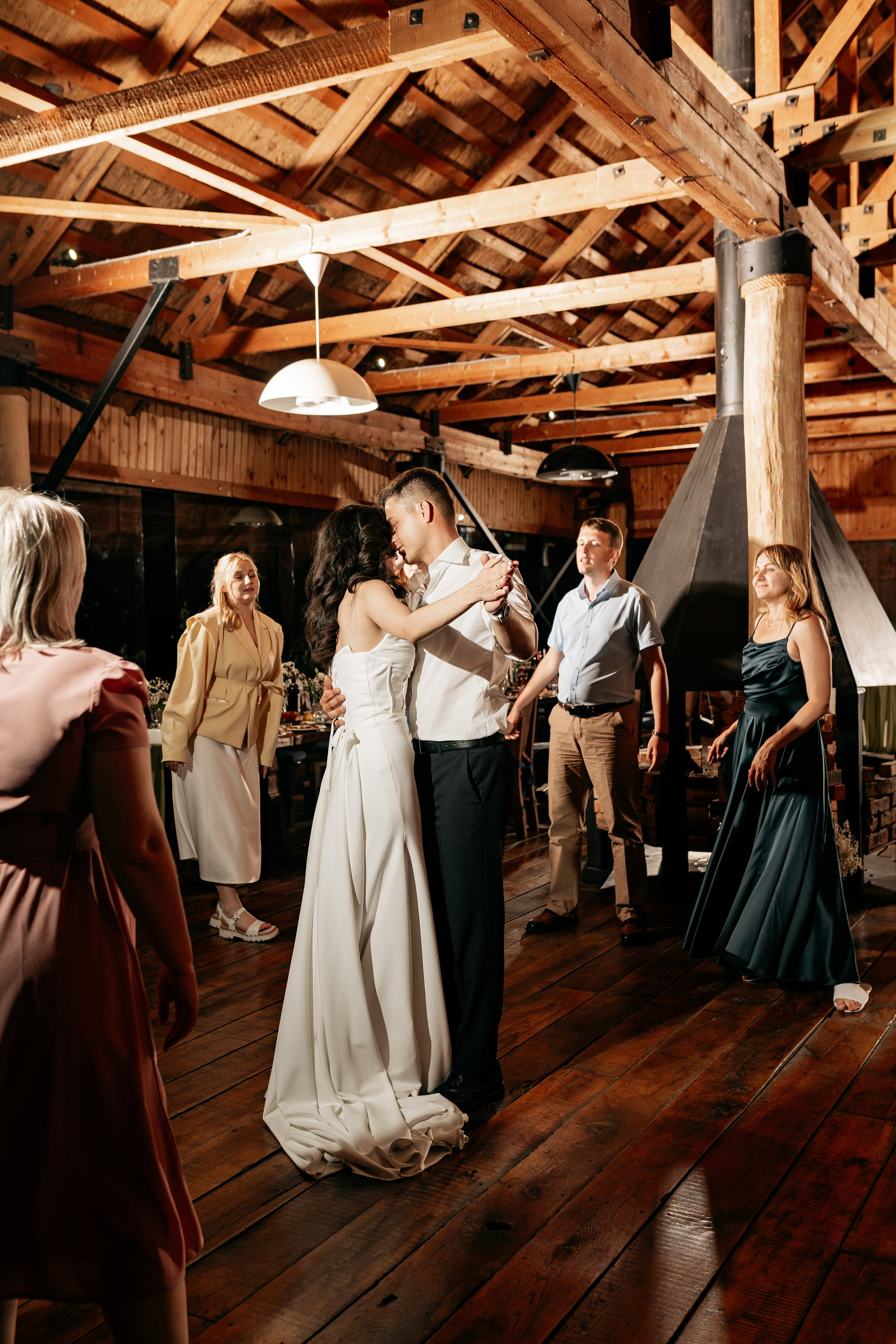 Свадебная фотография в Анапе: молодожены в центре внимания на танцполе.